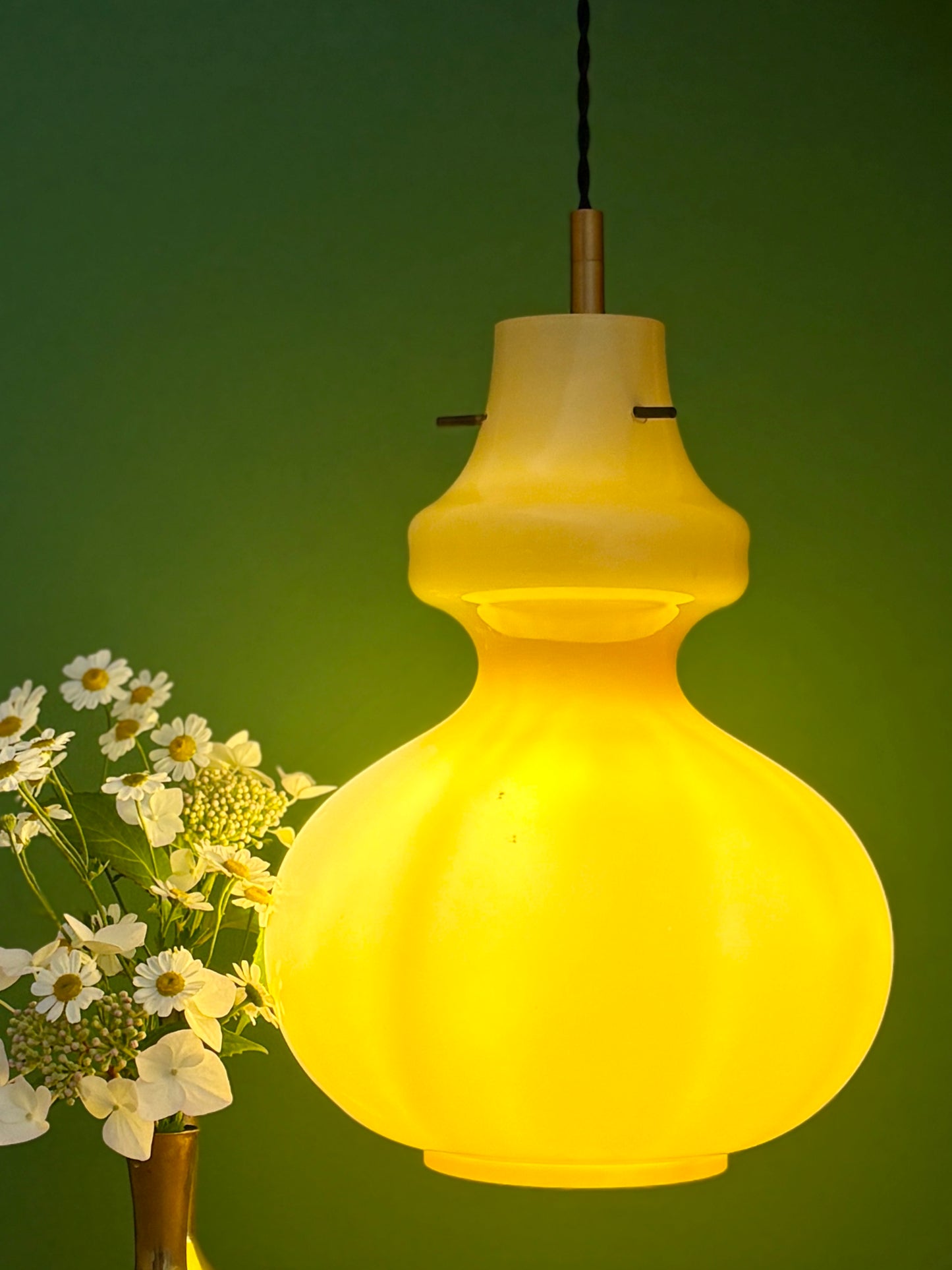 Suspension globe vintage en opaline jaune