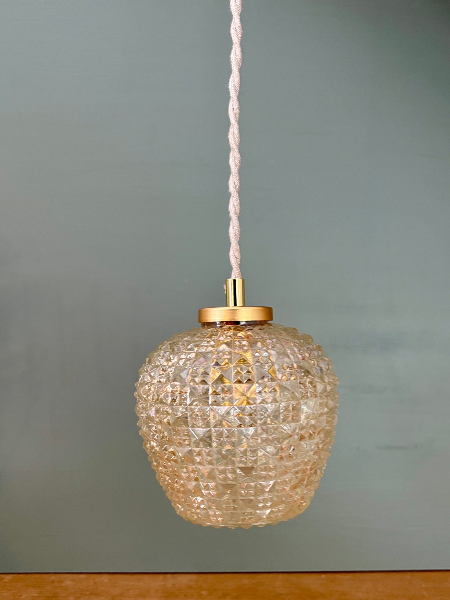 Suspension globe vintage en verre moulé ambré