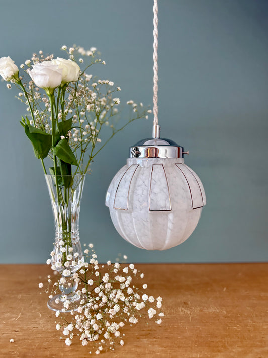 Suspension globe vintage art déco en verre de Clichy blanc et argent