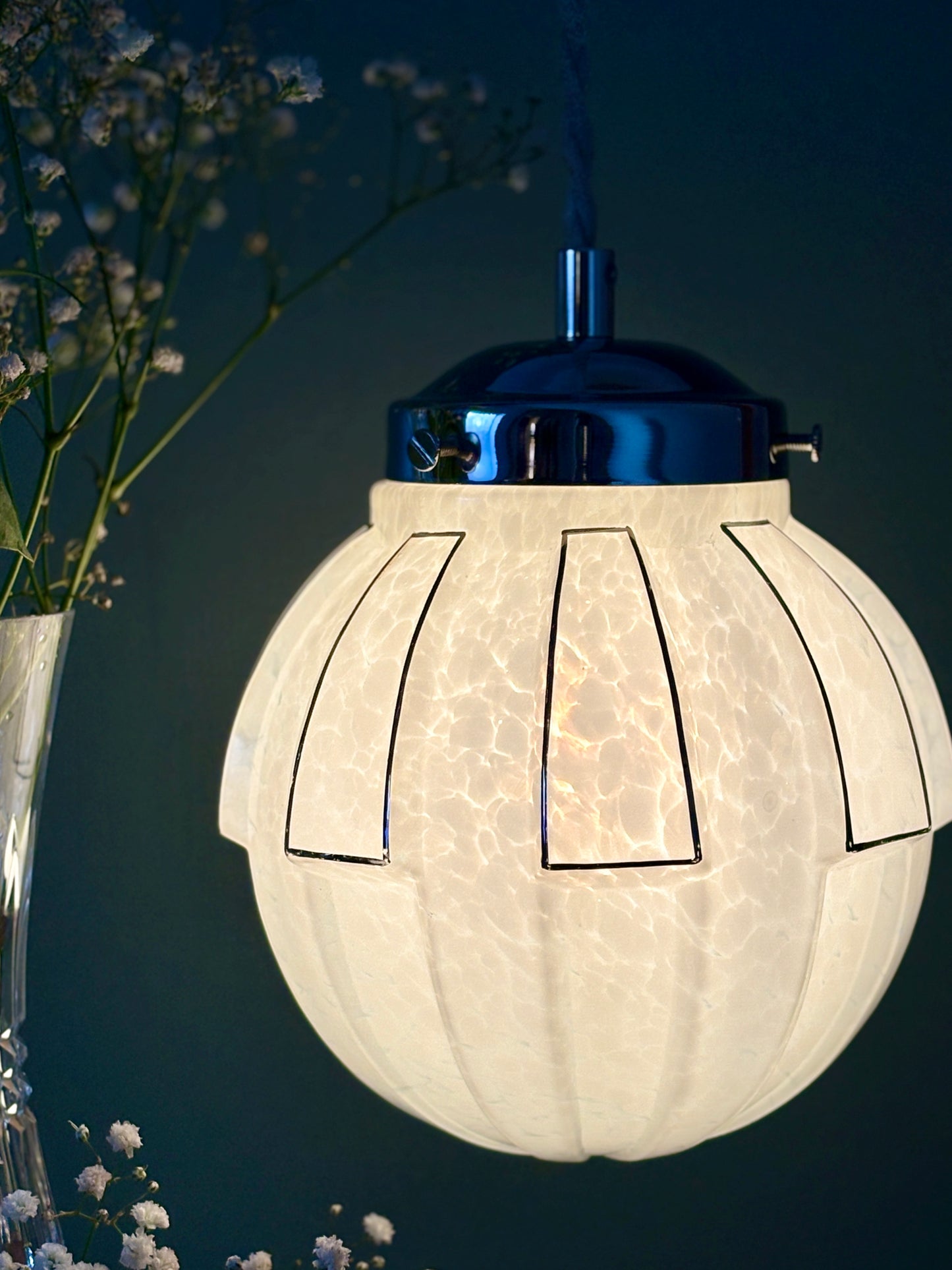 Suspension globe vintage art déco en verre de Clichy blanc et argent