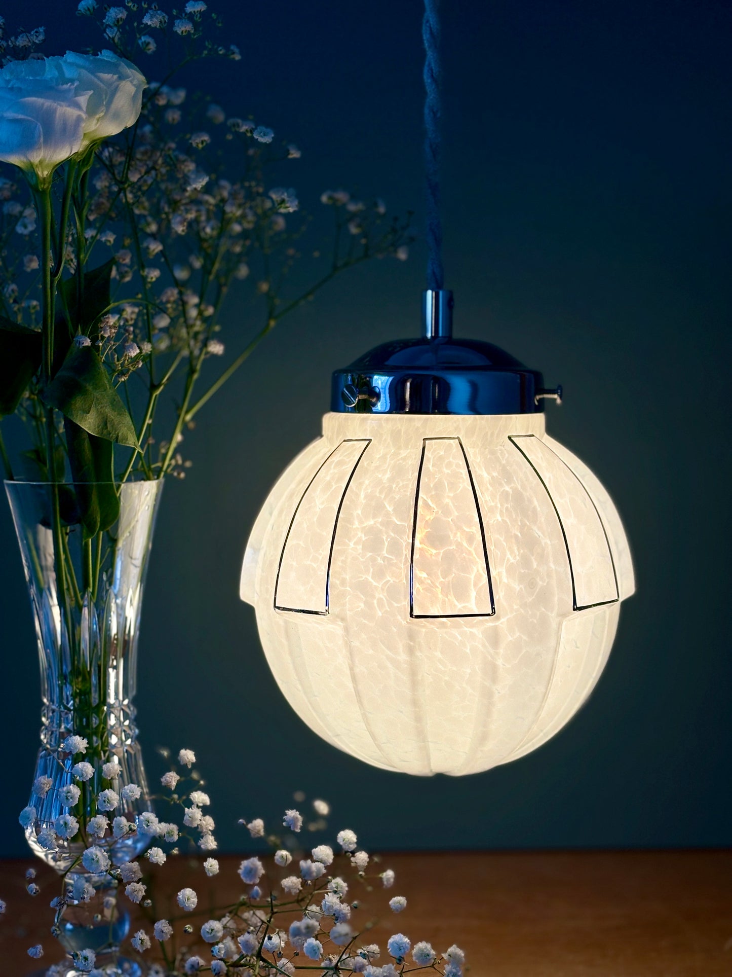 Suspension globe vintage art déco en verre de Clichy blanc et argent