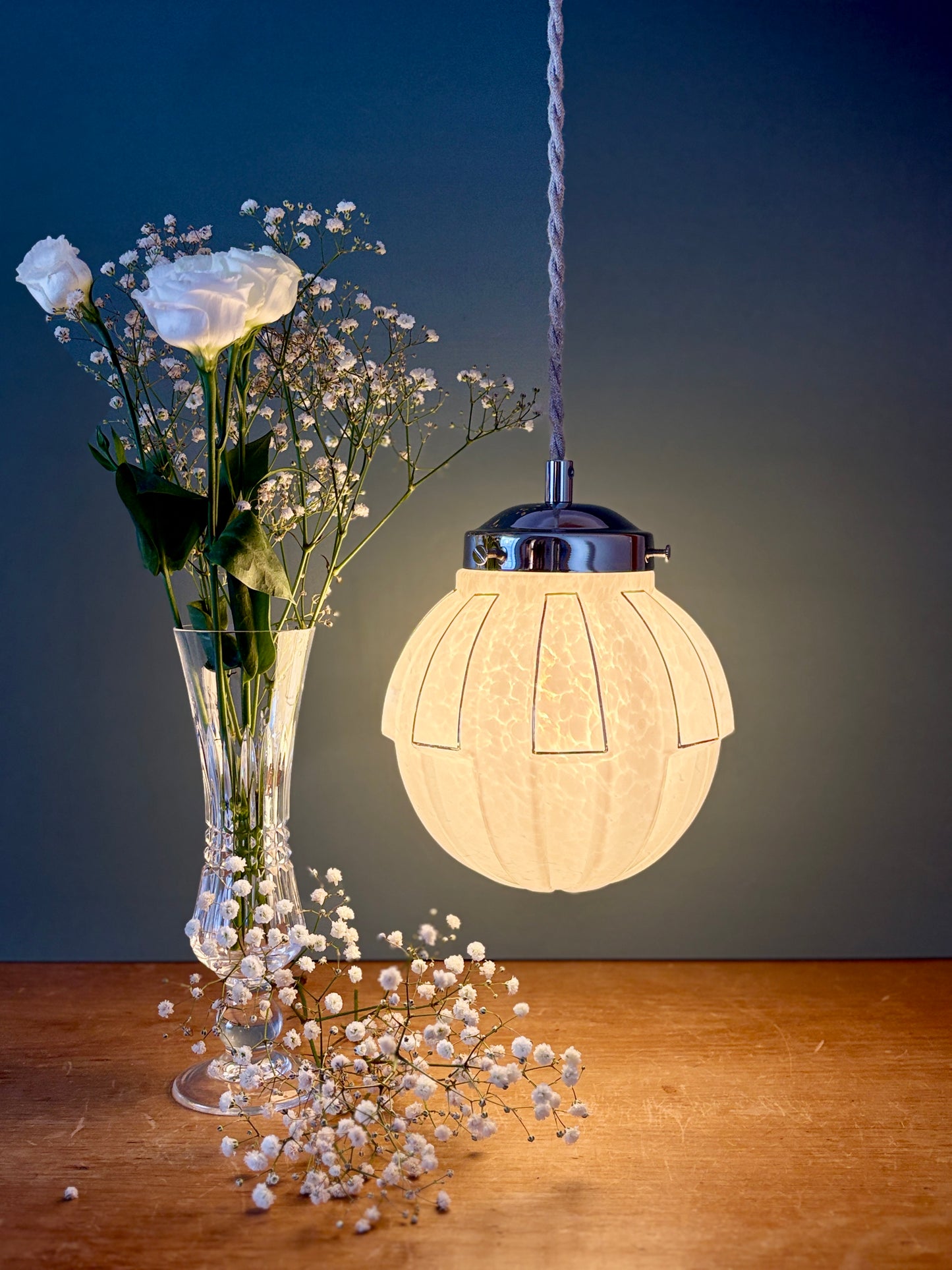 Suspension globe vintage art déco en verre de Clichy blanc et argent