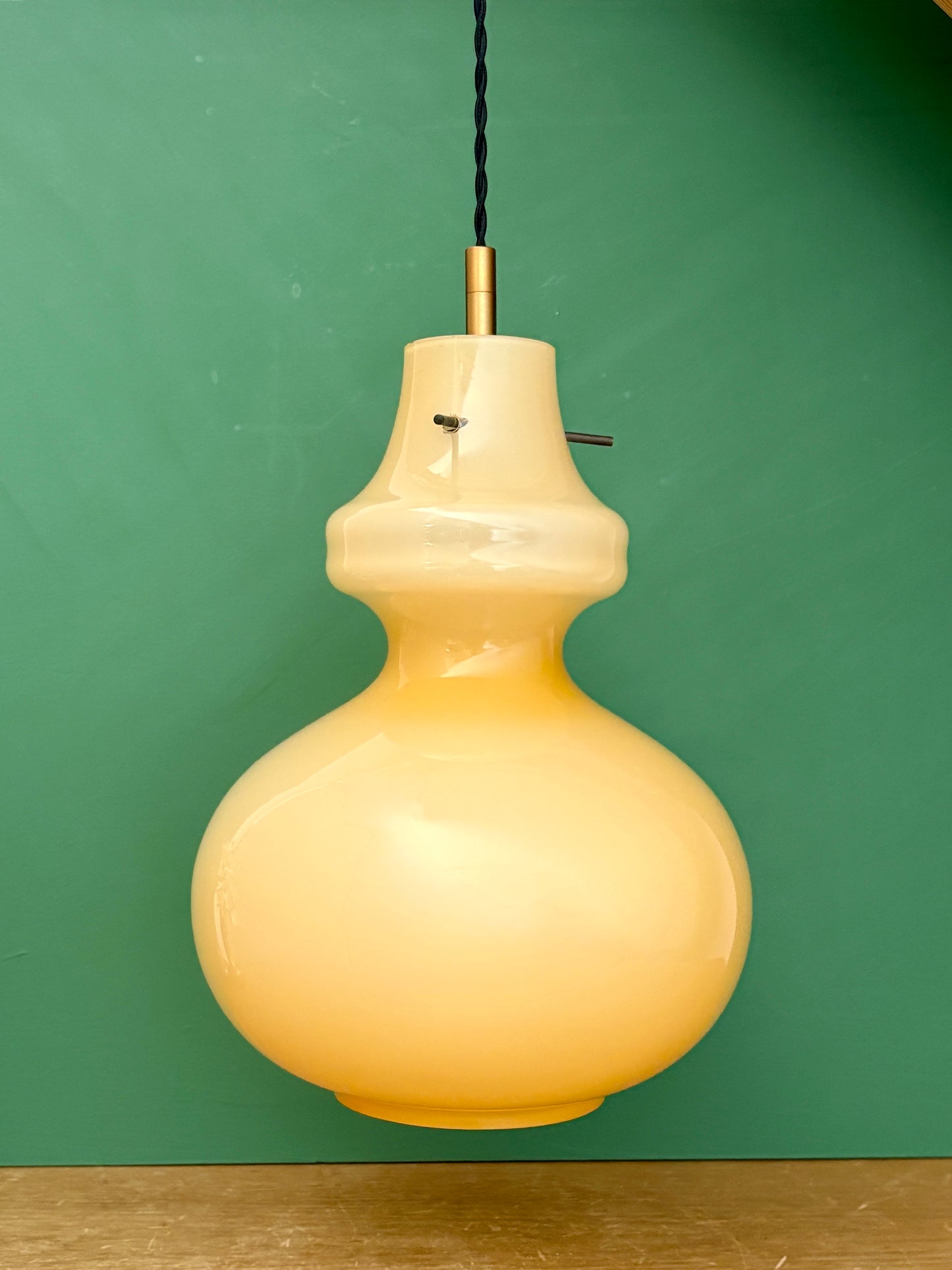Suspension globe vintage en opaline jaune
