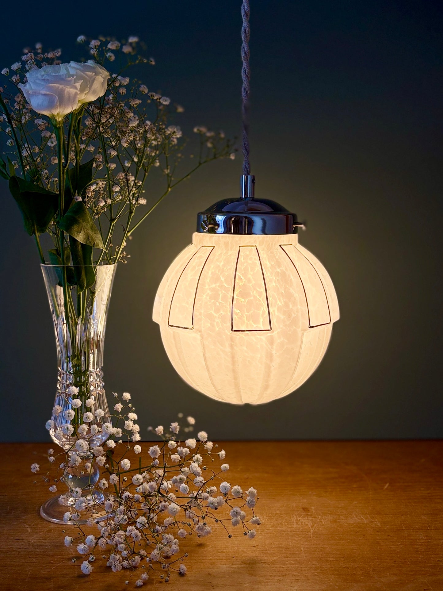Suspension globe vintage art déco en verre de Clichy blanc et argent