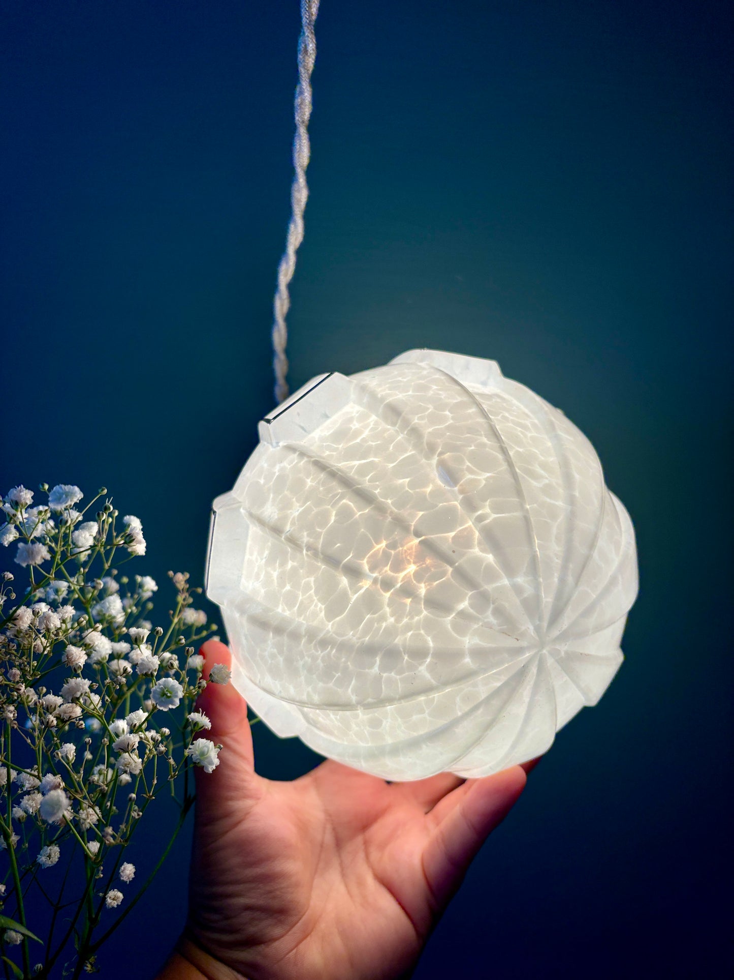 Suspension globe vintage art déco en verre de Clichy blanc et argent