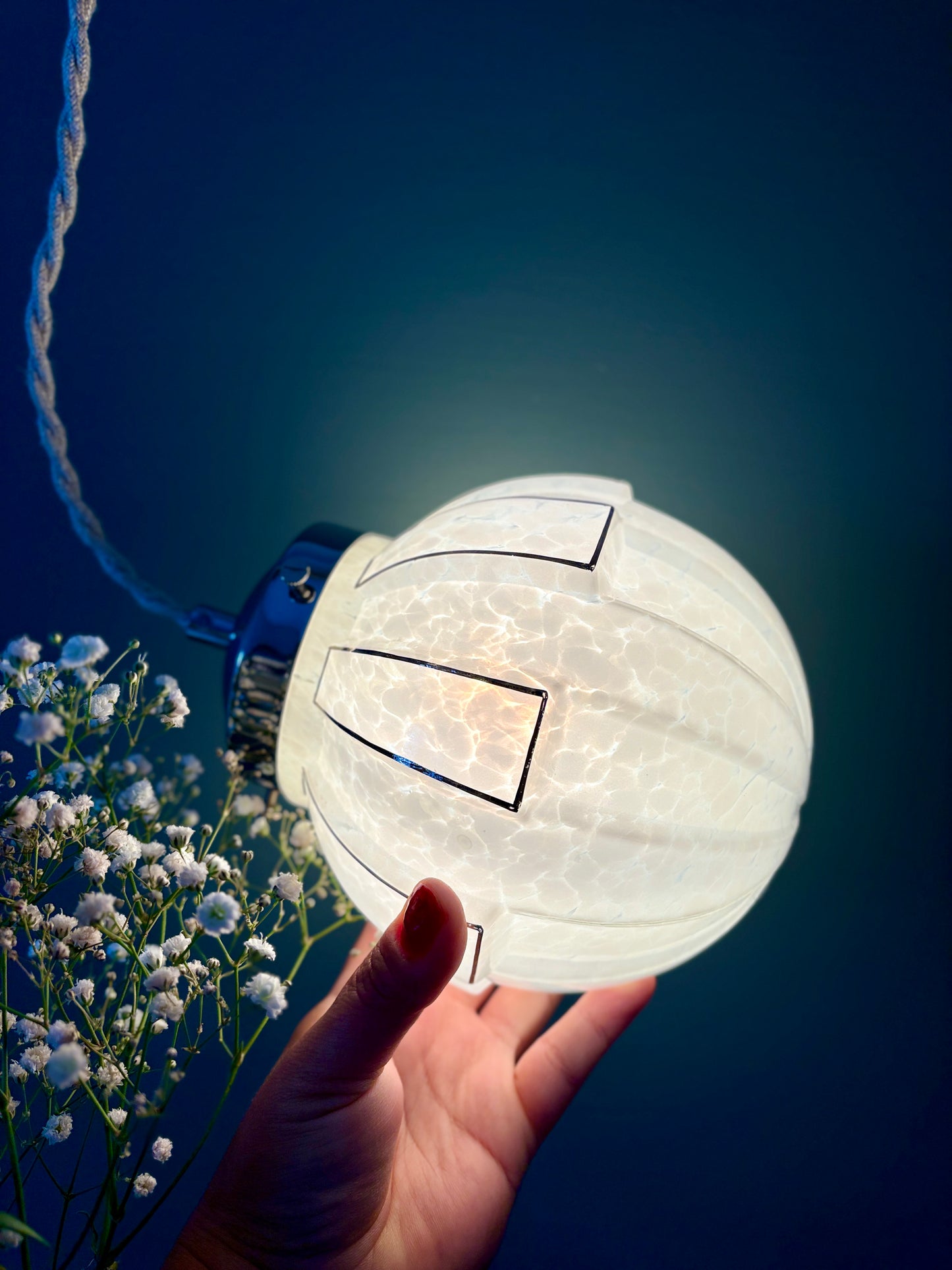 Suspension globe vintage art déco en verre de Clichy blanc et argent