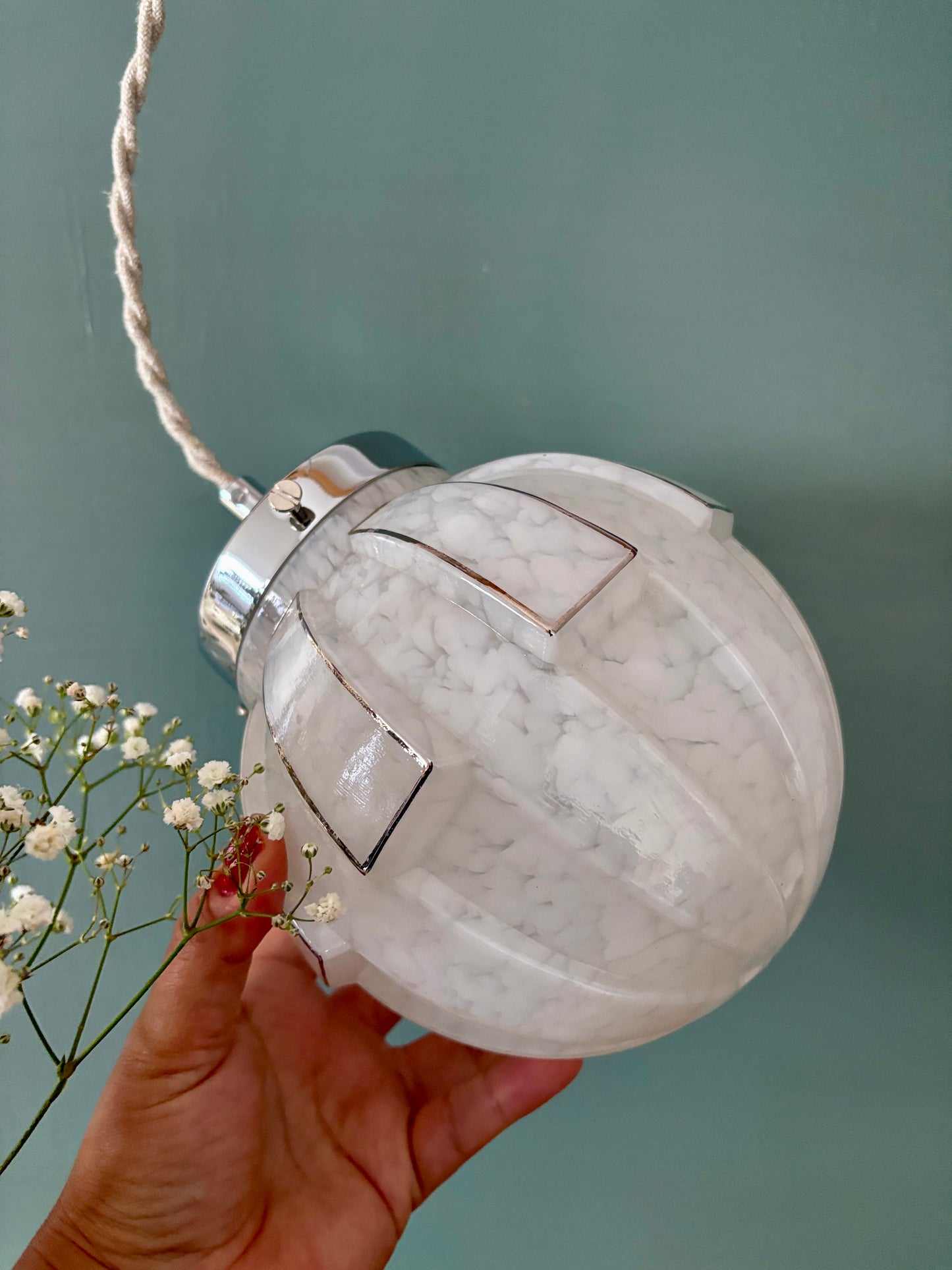 Suspension globe vintage art déco en verre de Clichy blanc et argent