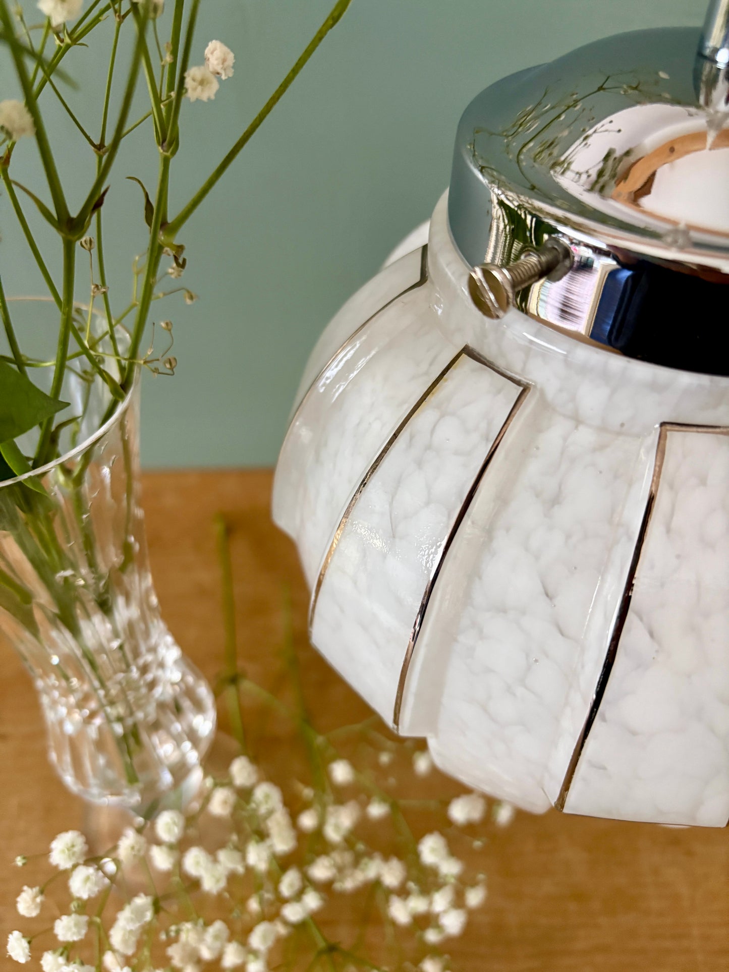 Suspension globe vintage art déco en verre de Clichy blanc et argent