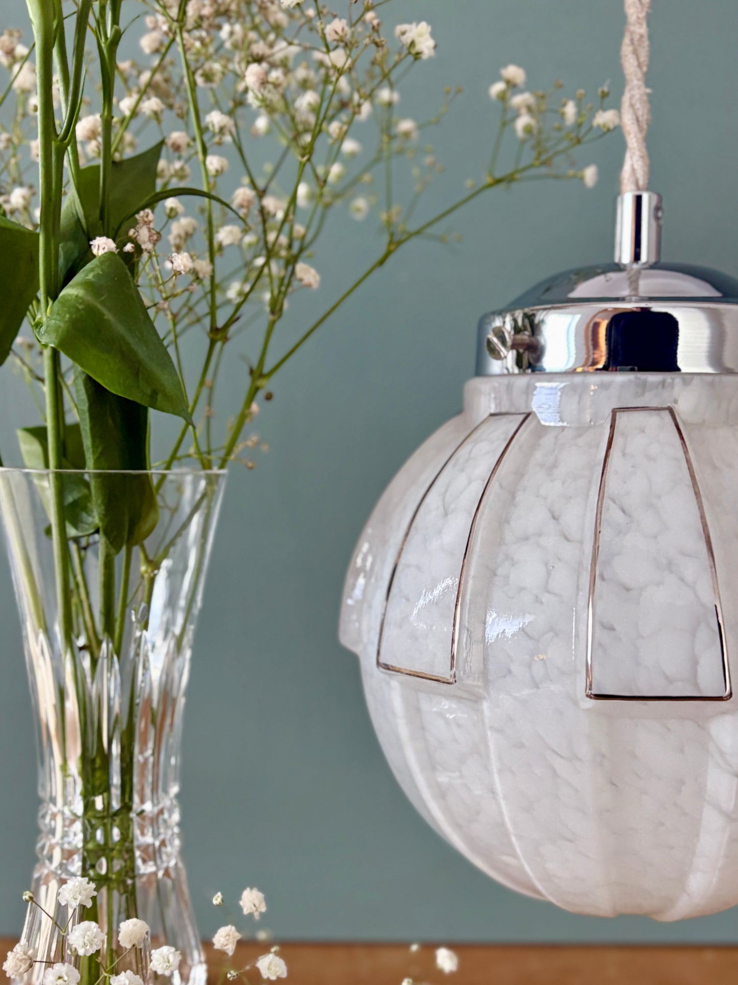 Suspension globe vintage art déco en verre de Clichy blanc et argent