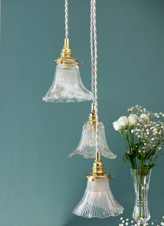 Suspension triple tulipes vintage en verre ciselé et holophane