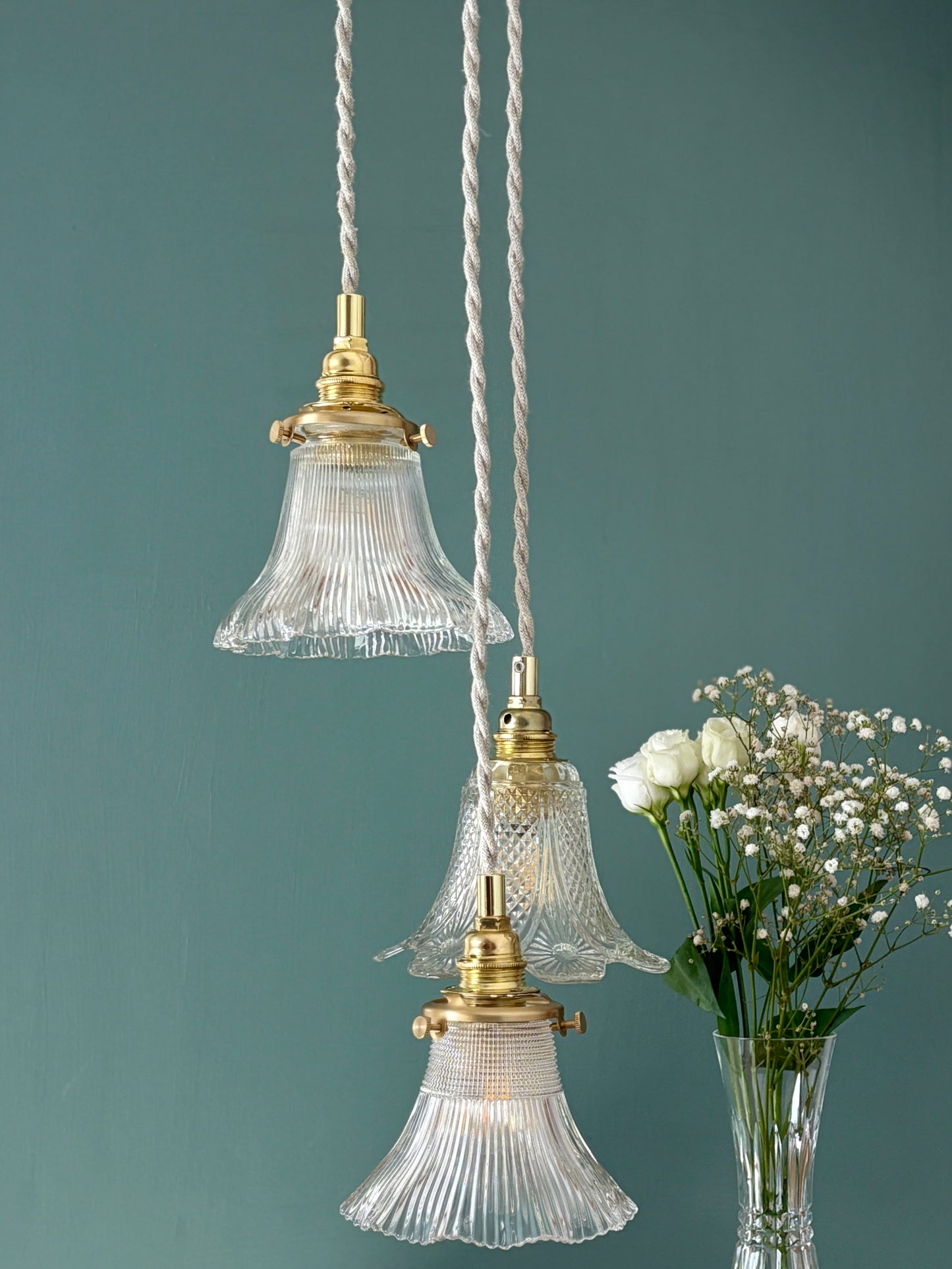 Suspension triple tulipes vintage en verre ciselé et holophane