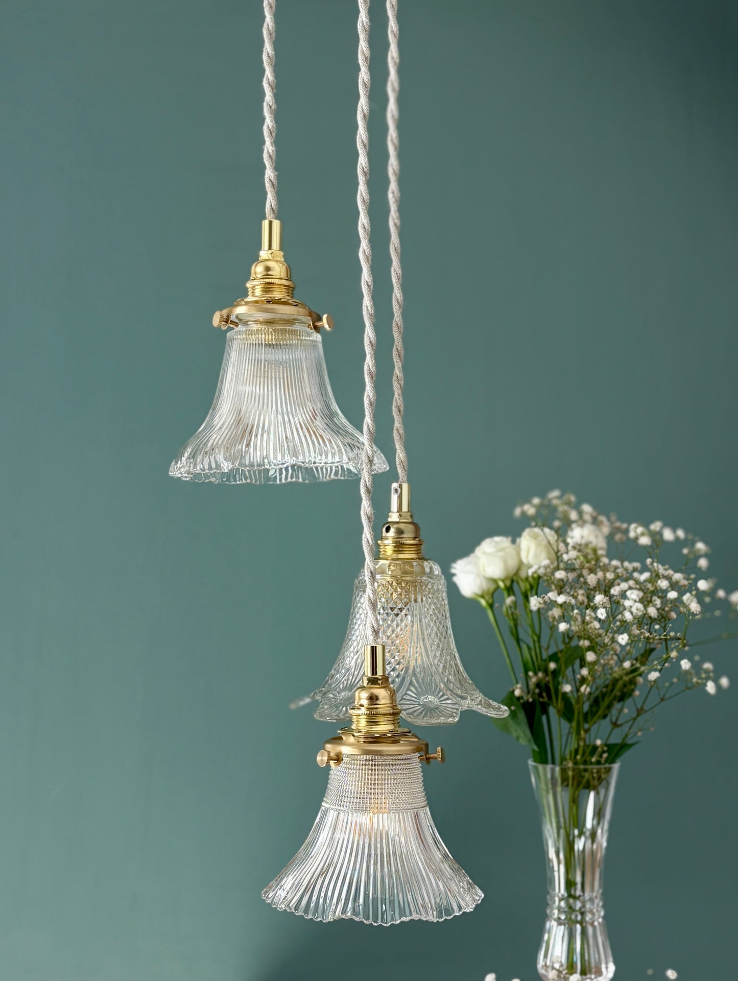 Suspension triple tulipes vintage en verre ciselé et holophane