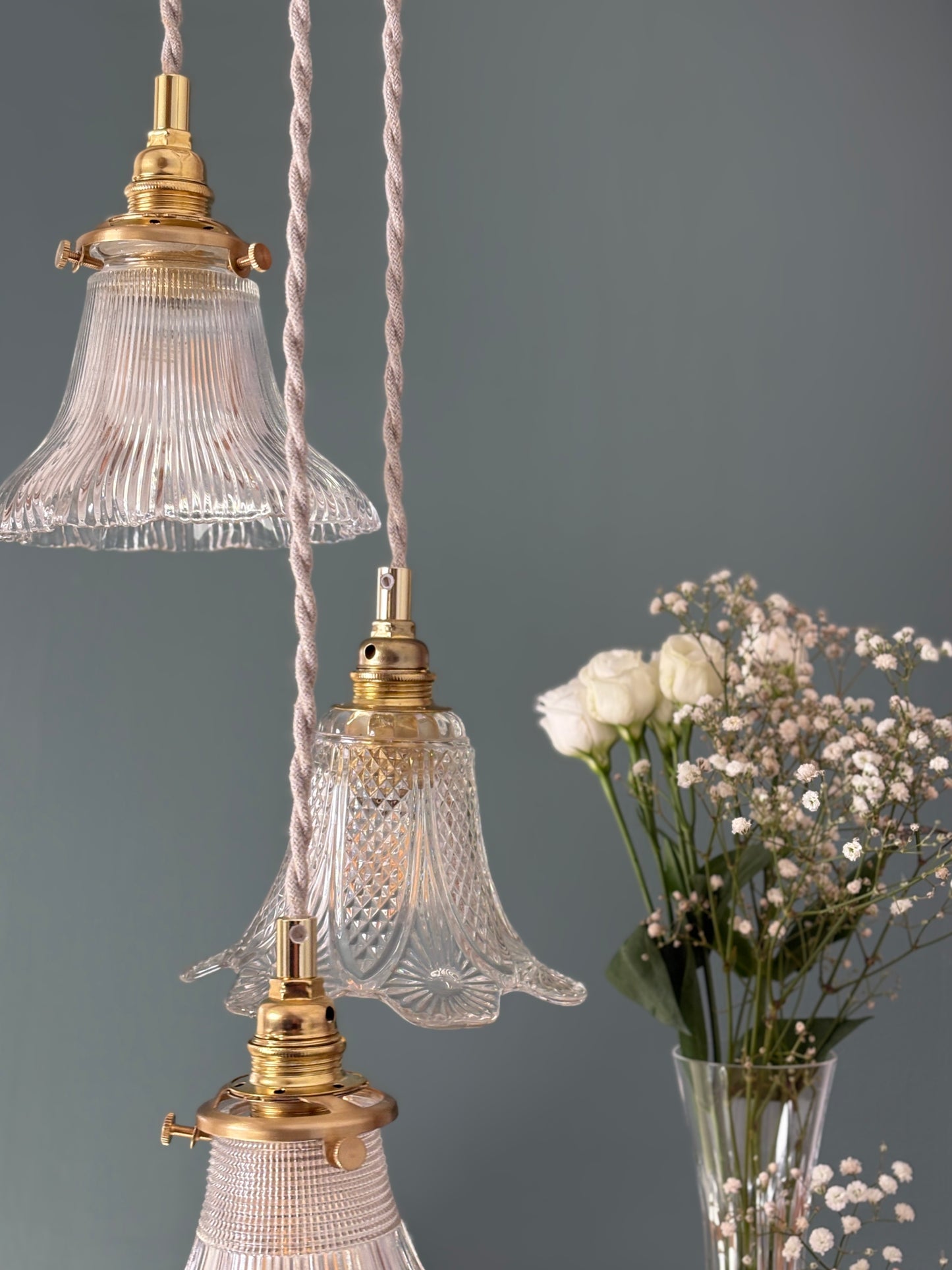 Suspension triple tulipes vintage en verre ciselé et holophane