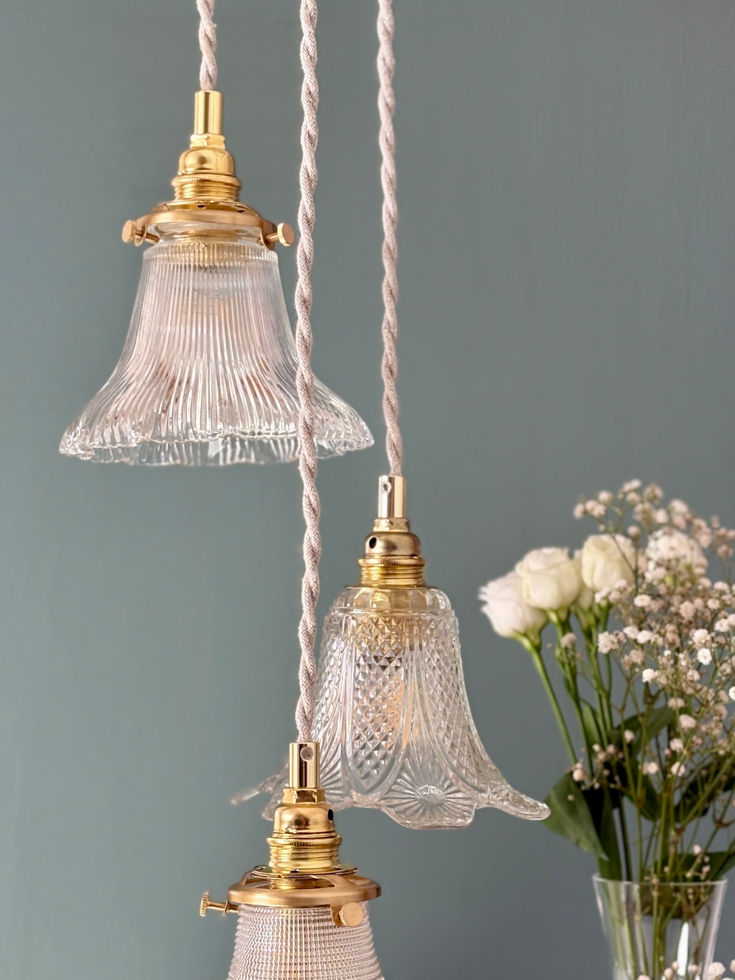 Suspension triple tulipes vintage en verre ciselé et holophane