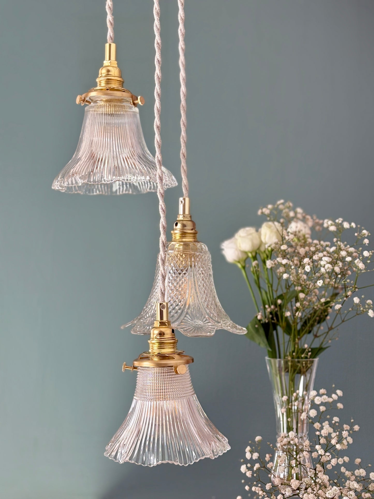 Suspension triple tulipes vintage en verre ciselé et holophane