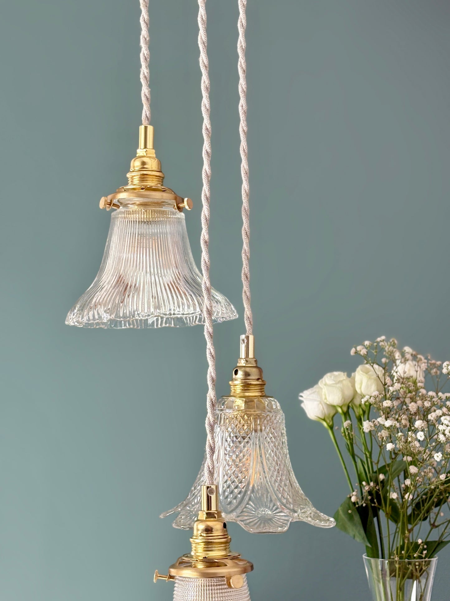 Suspension triple tulipes vintage en verre ciselé et holophane