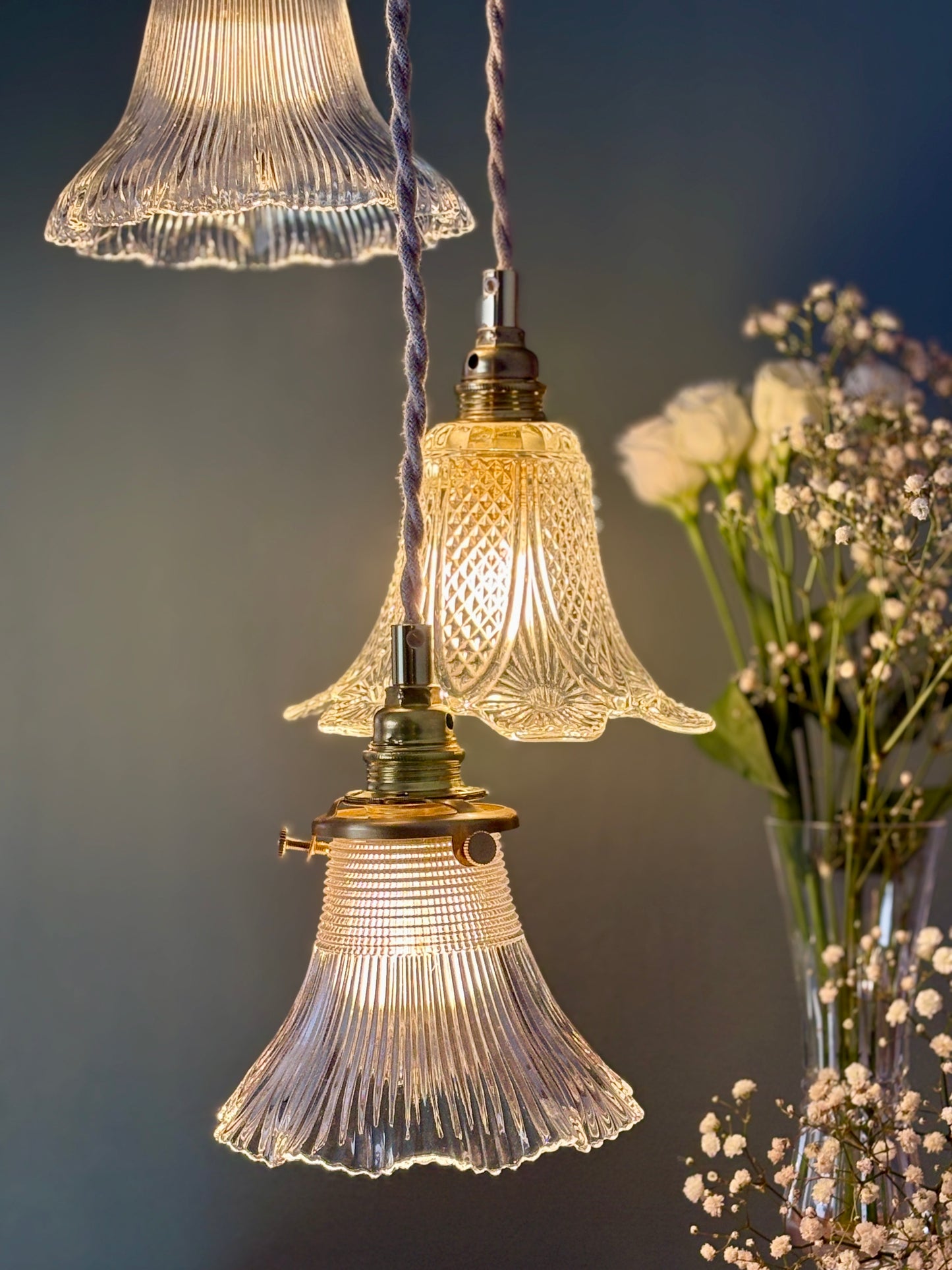Suspension triple tulipes vintage en verre ciselé et holophane