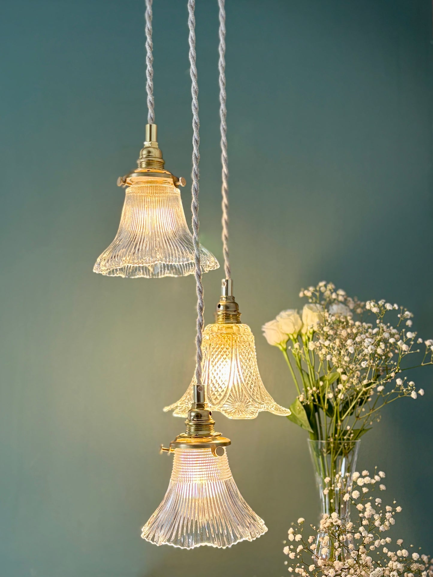 Suspension triple tulipes vintage en verre ciselé et holophane