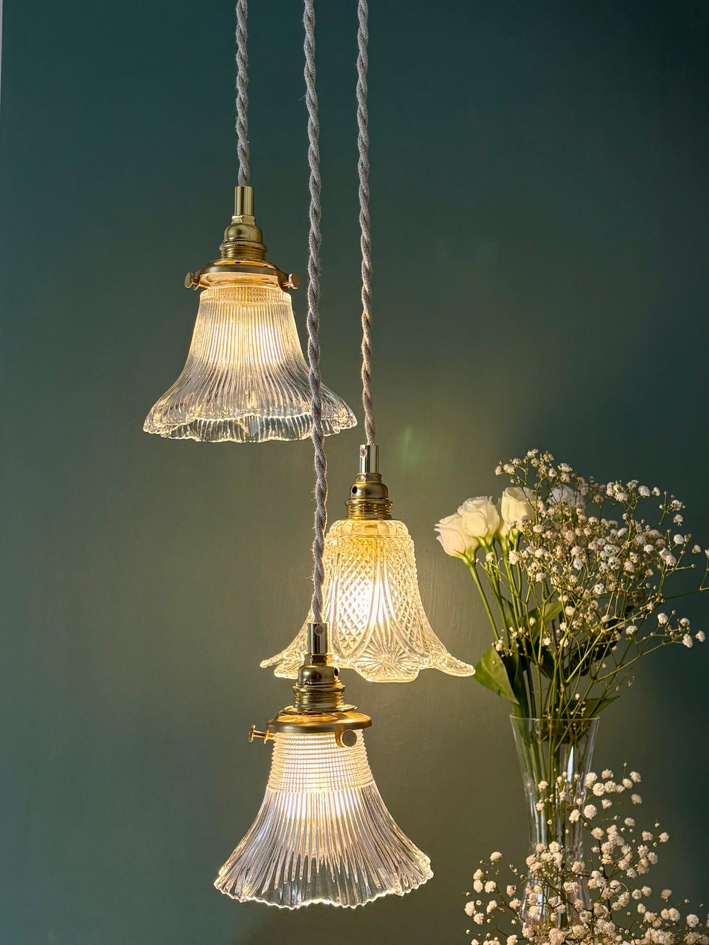 Suspension triple tulipes vintage en verre ciselé et holophane