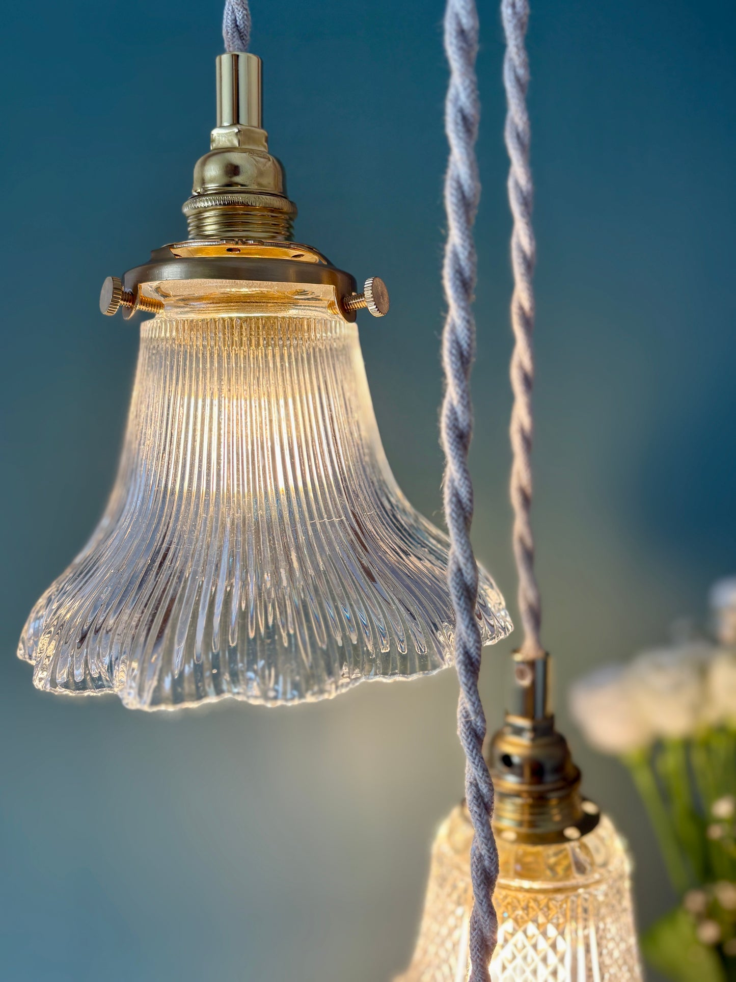 Suspension triple tulipes vintage en verre ciselé et holophane