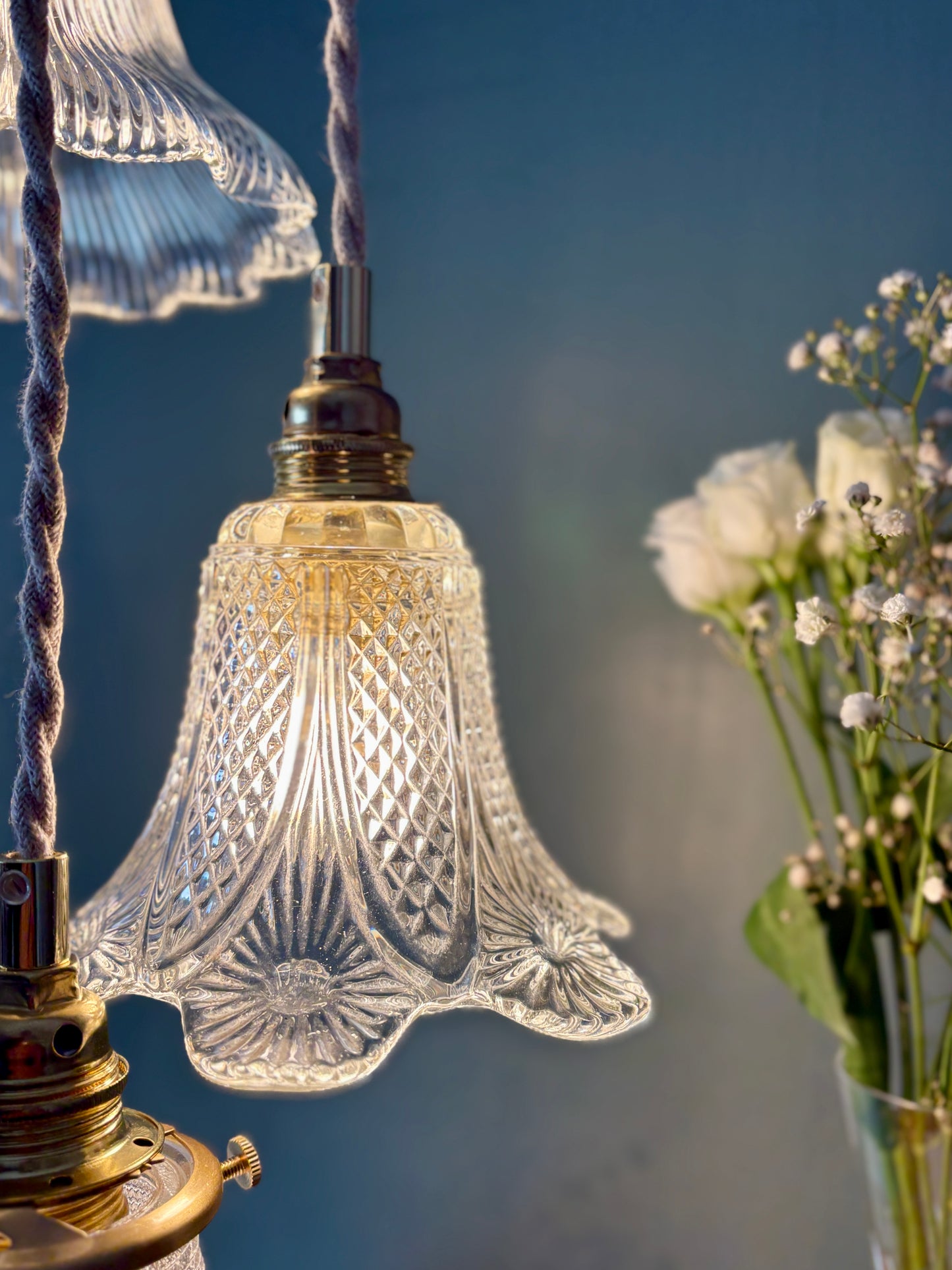 Suspension triple tulipes vintage en verre ciselé et holophane