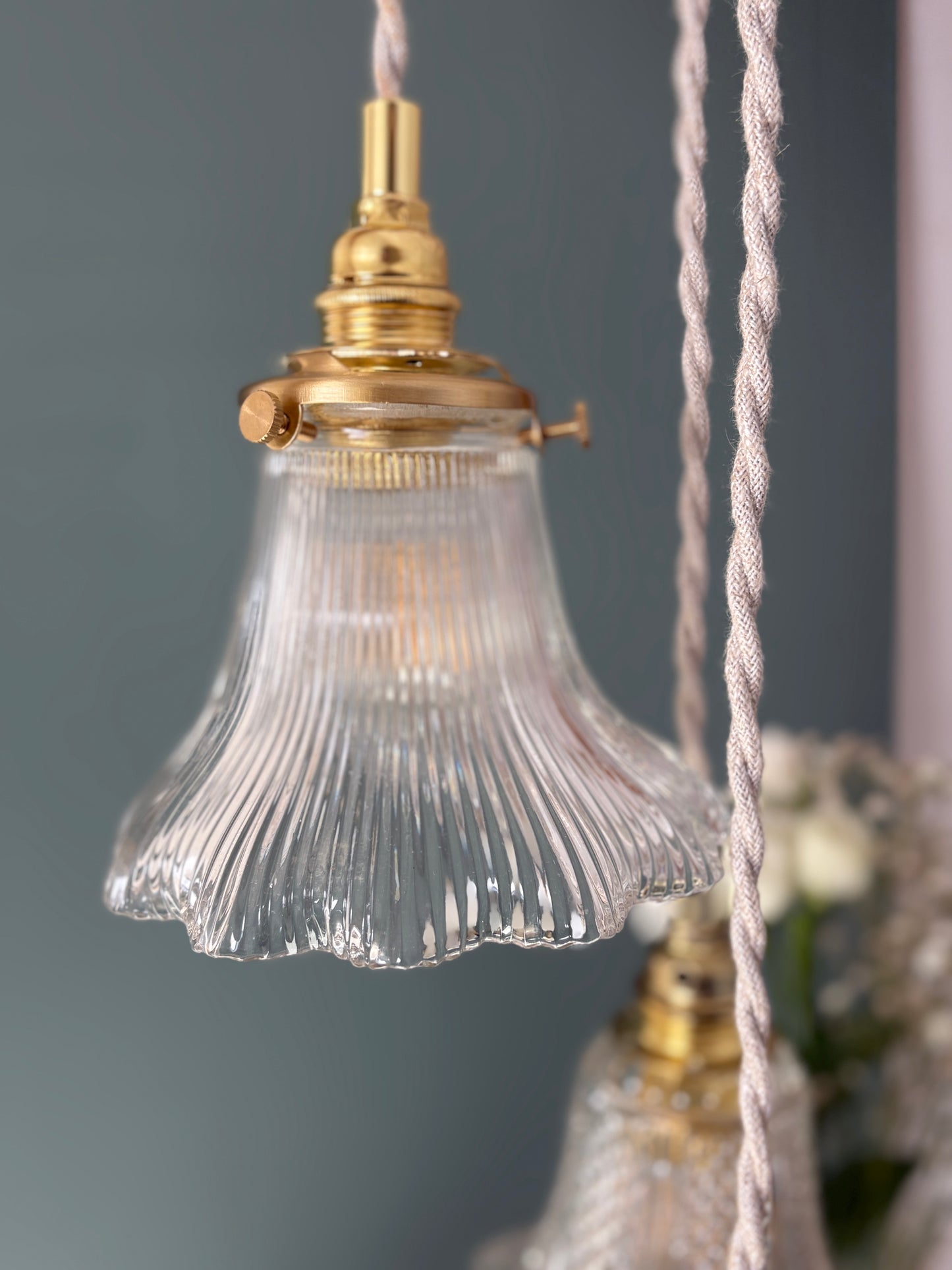 Suspension triple tulipes vintage en verre ciselé et holophane