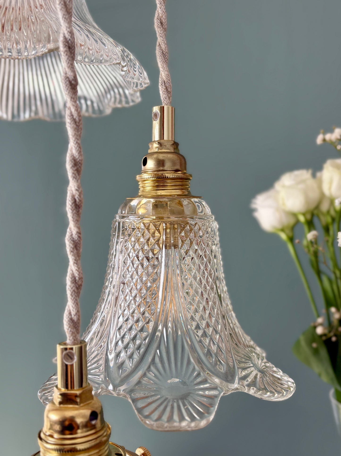 Suspension triple tulipes vintage en verre ciselé et holophane