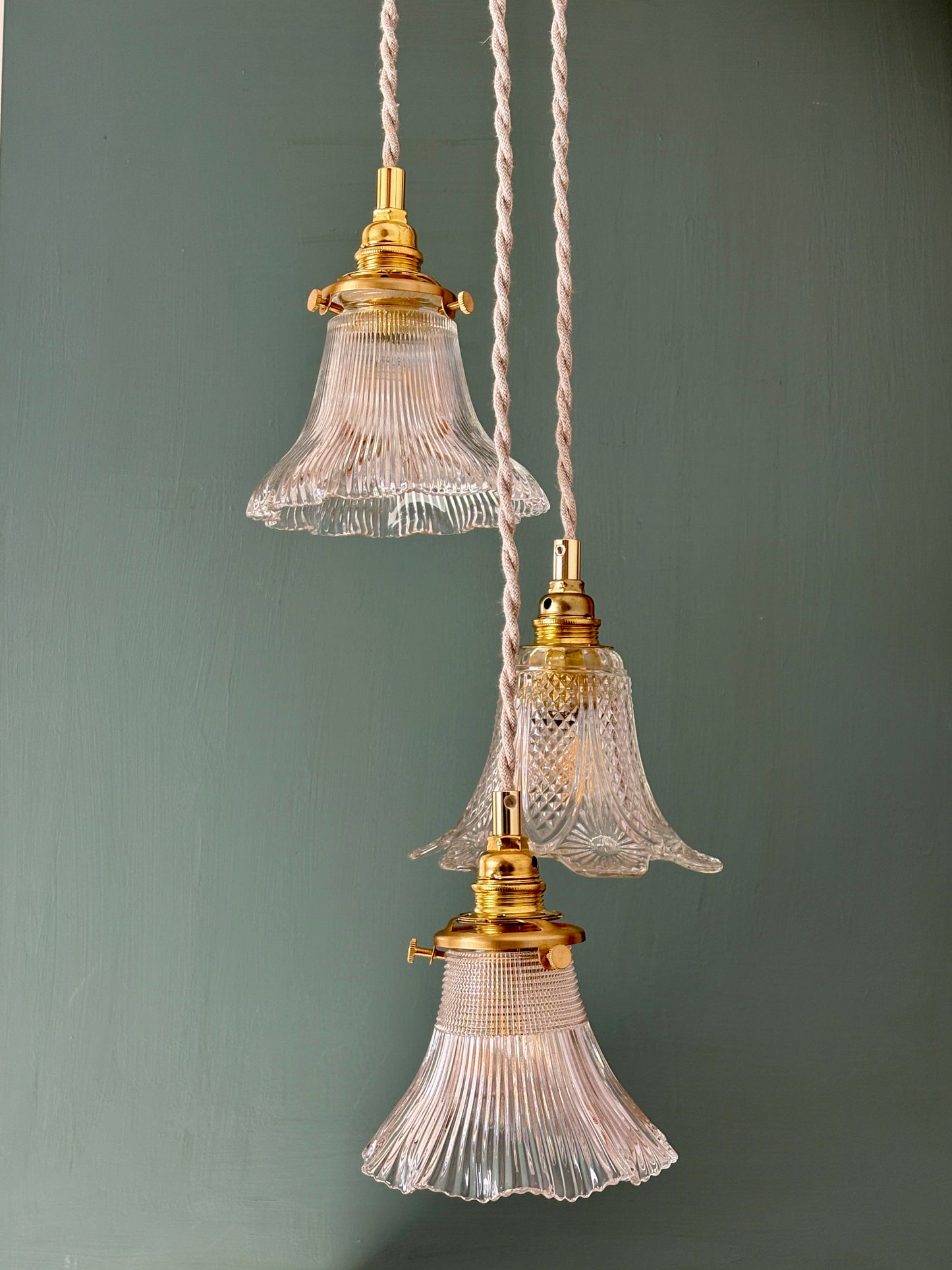 Suspension triple tulipes vintage en verre ciselé et holophane