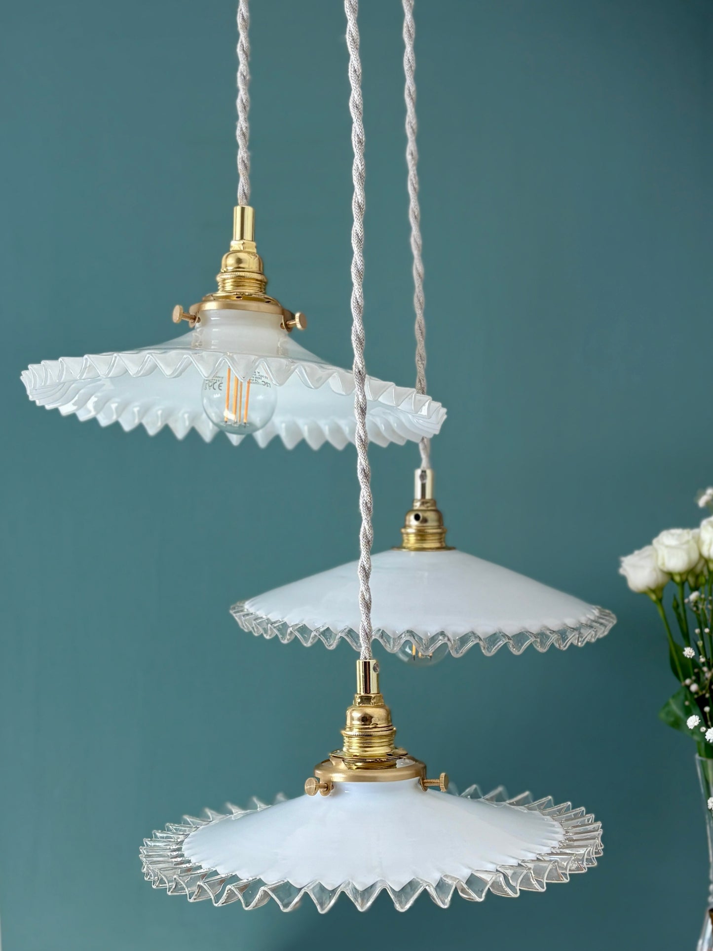 Suspension triple abat-jour vintage en opaline blanche