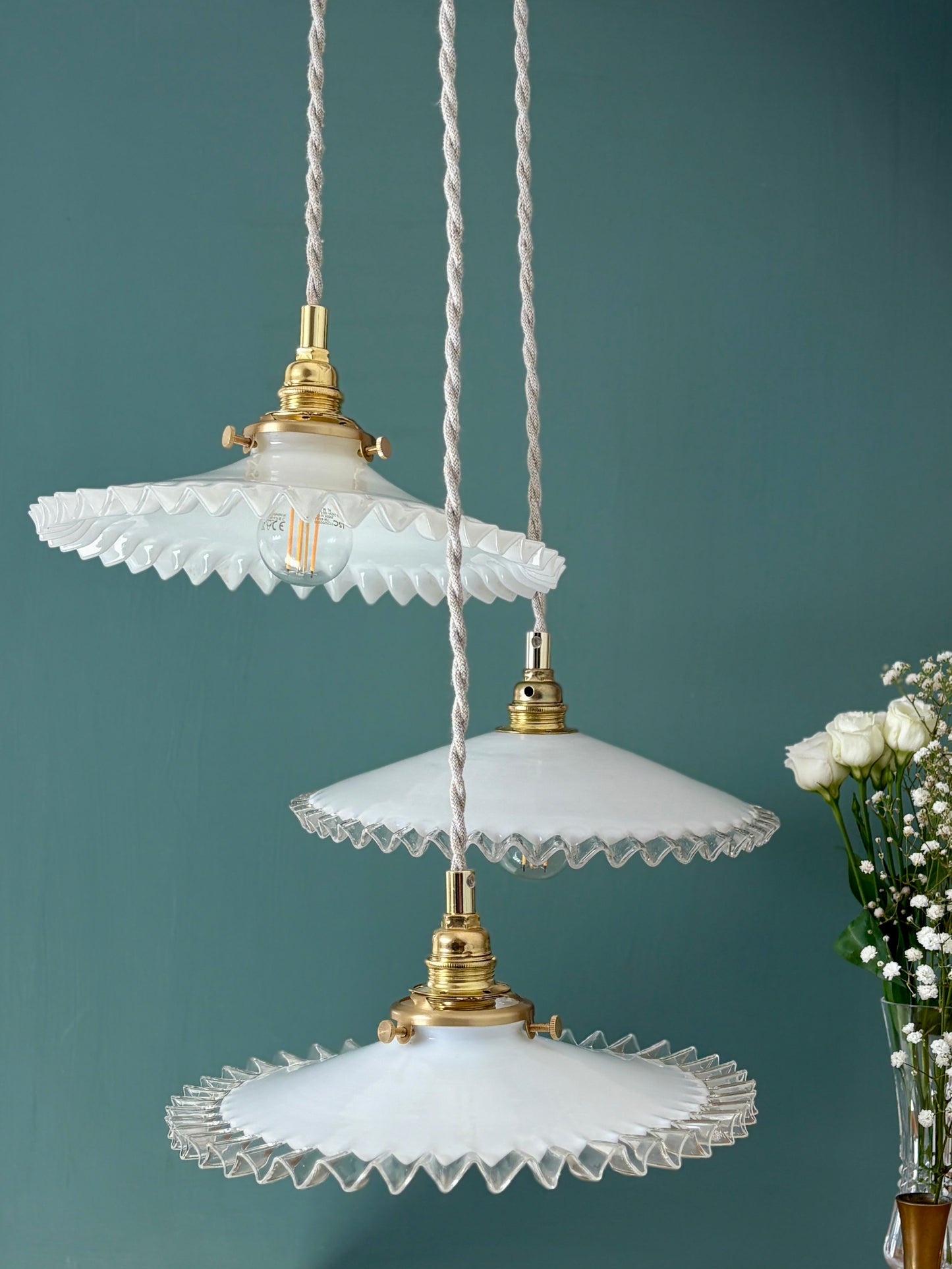 Suspension triple abat-jour vintage en opaline blanche
