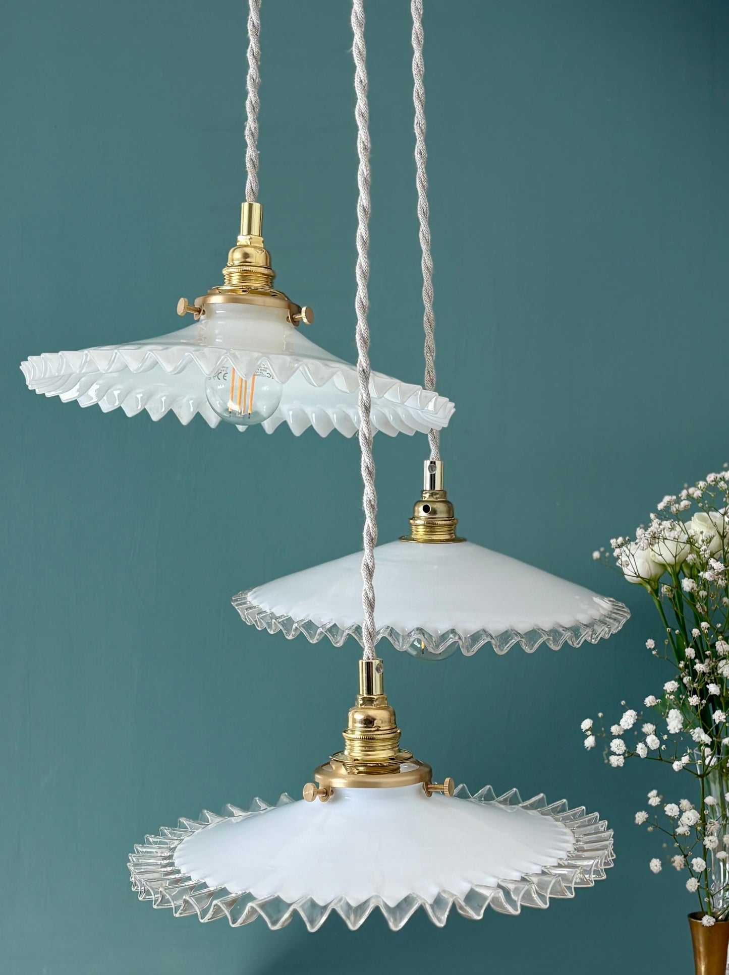Suspension triple abat-jour vintage en opaline blanche