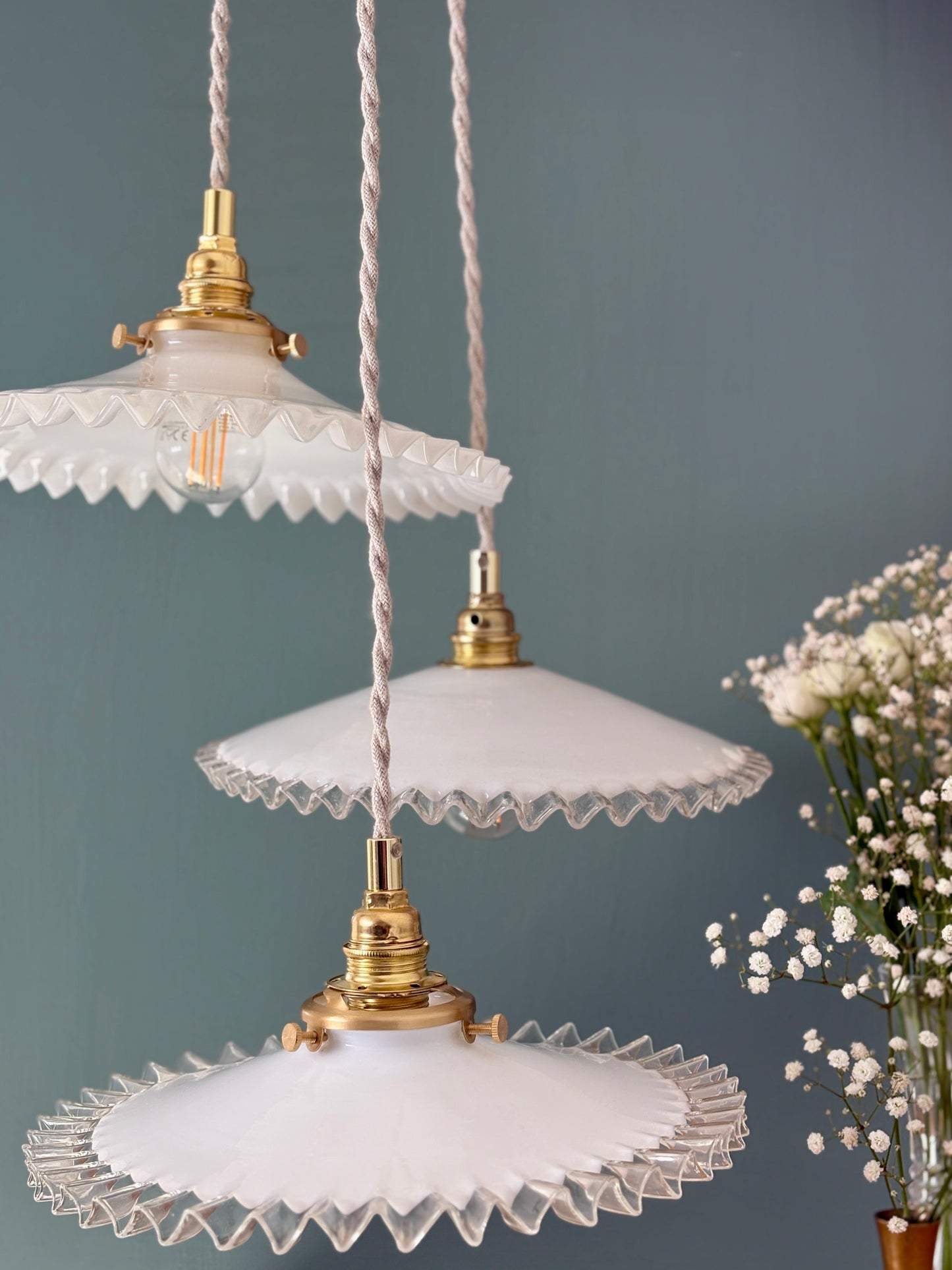 Suspension triple abat-jour vintage en opaline blanche