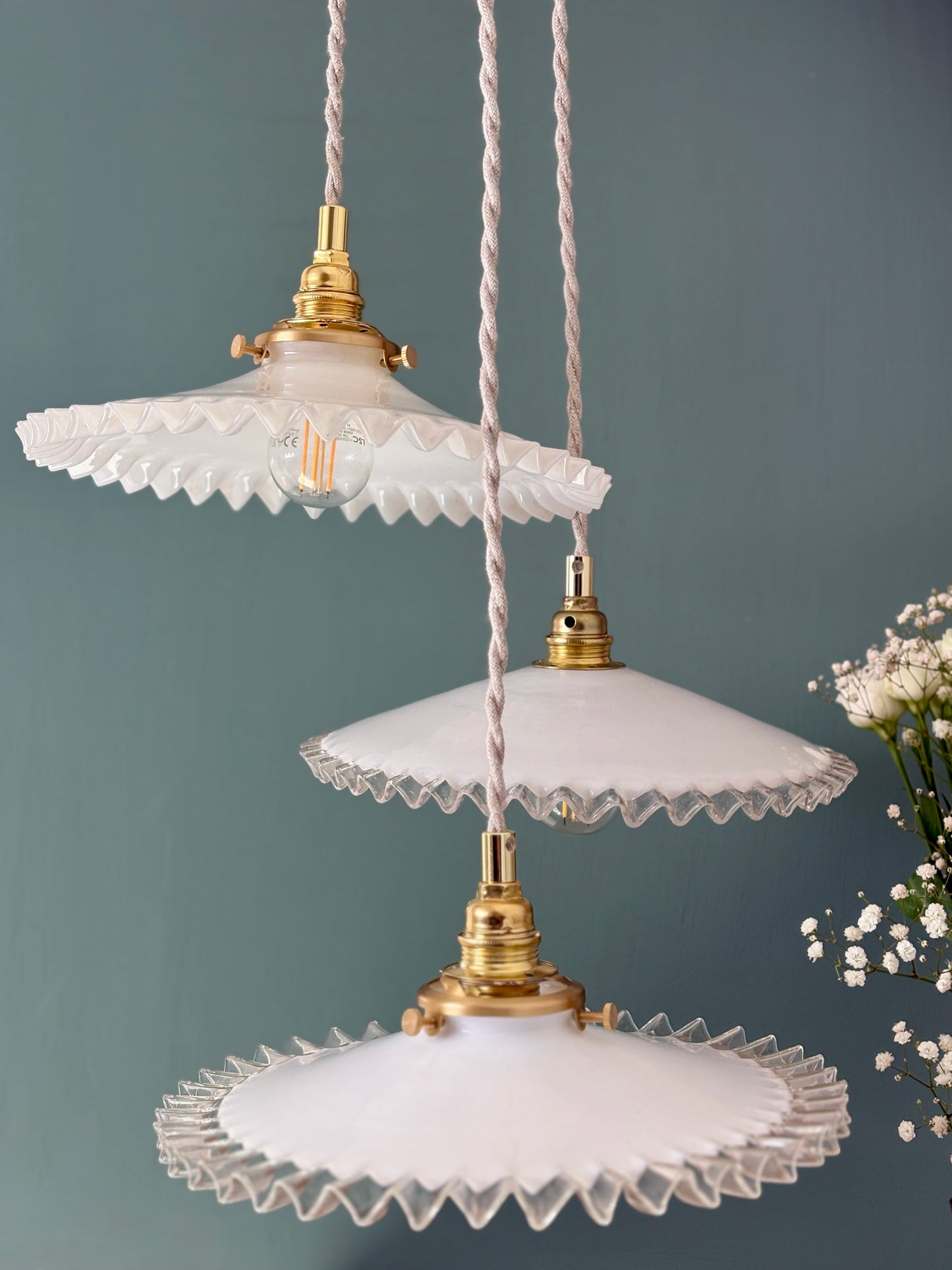 Suspension triple abat-jour vintage en opaline blanche
