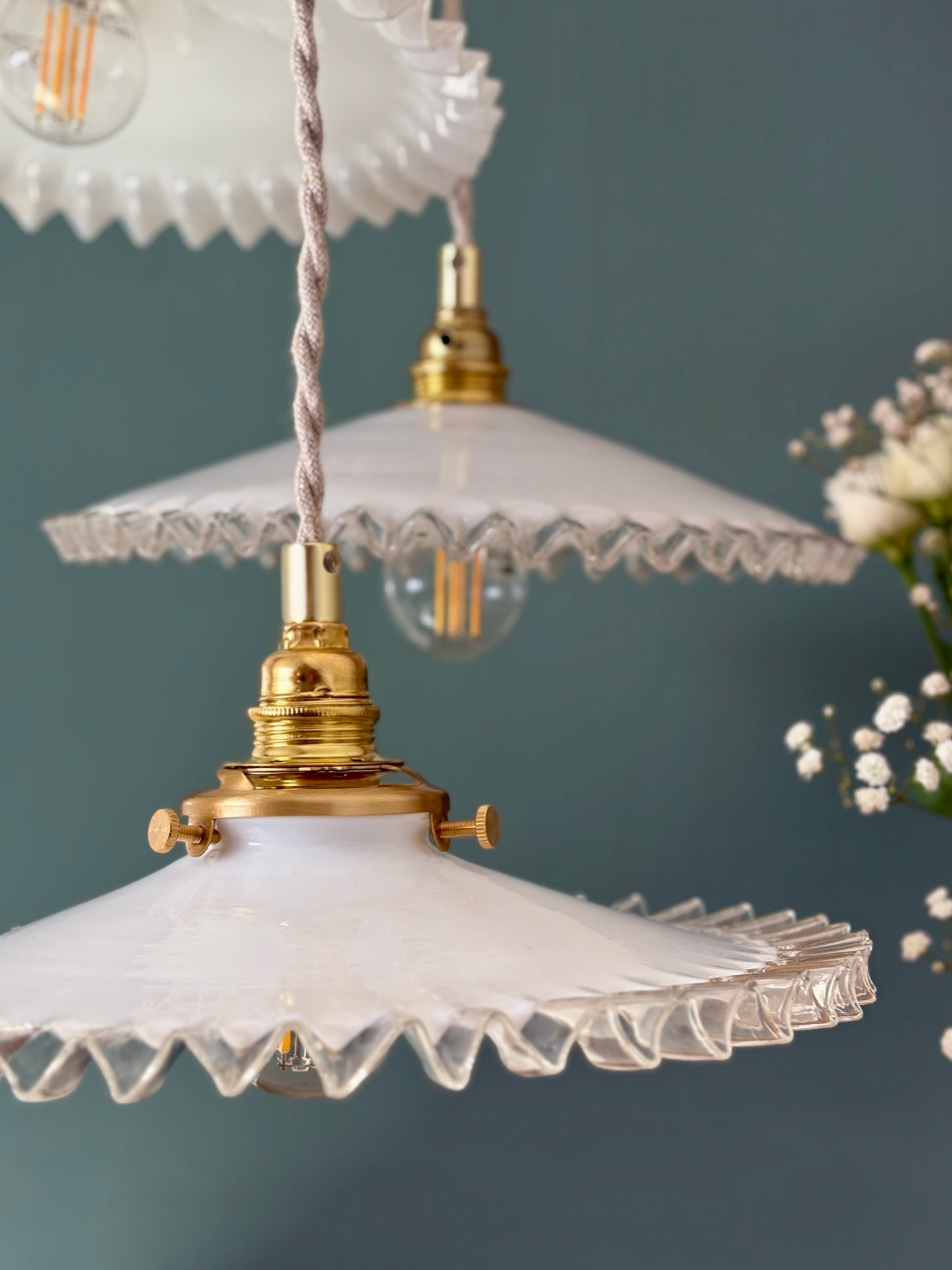 Suspension triple abat-jour vintage en opaline blanche