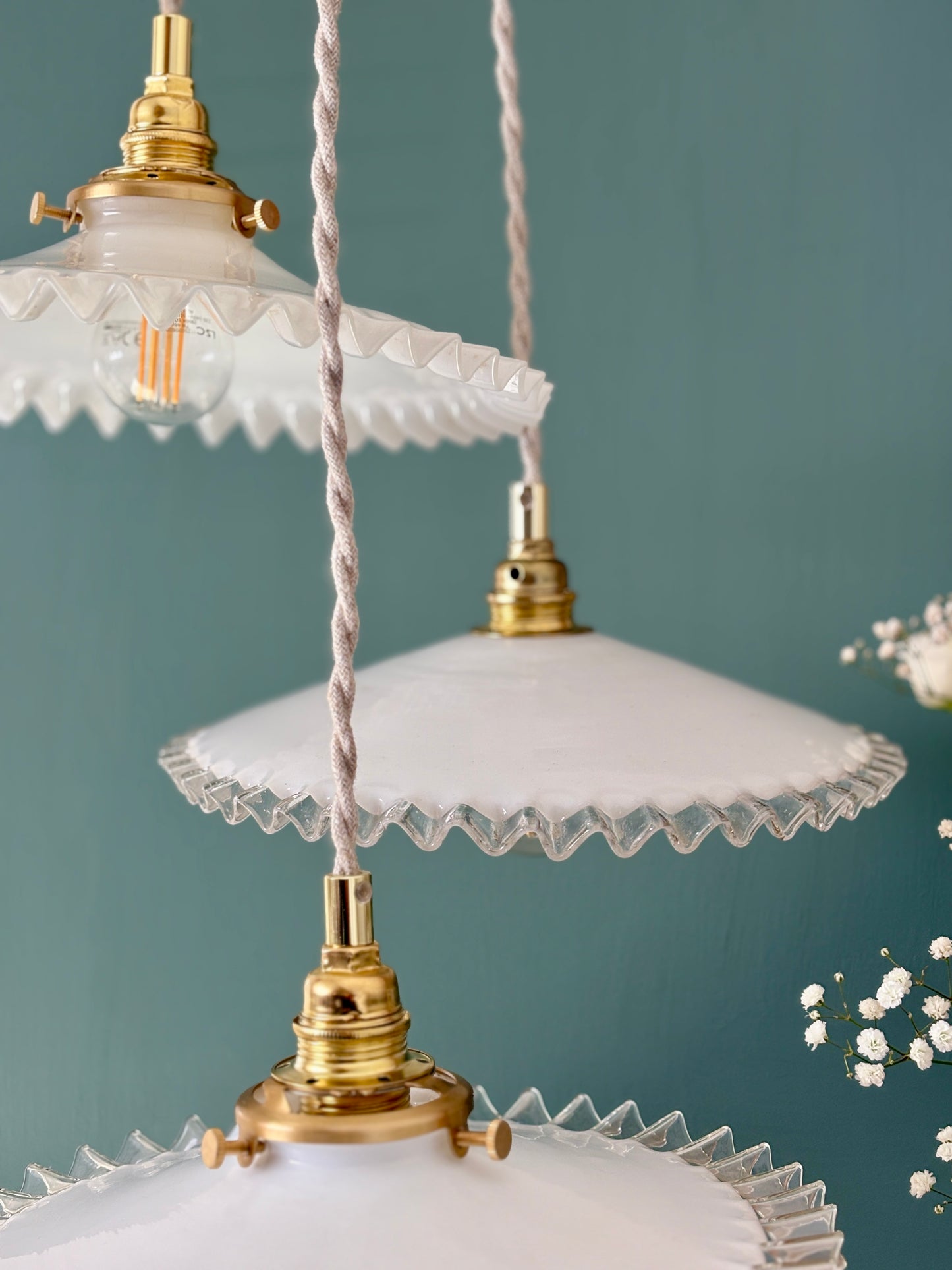 Suspension triple abat-jour vintage en opaline blanche