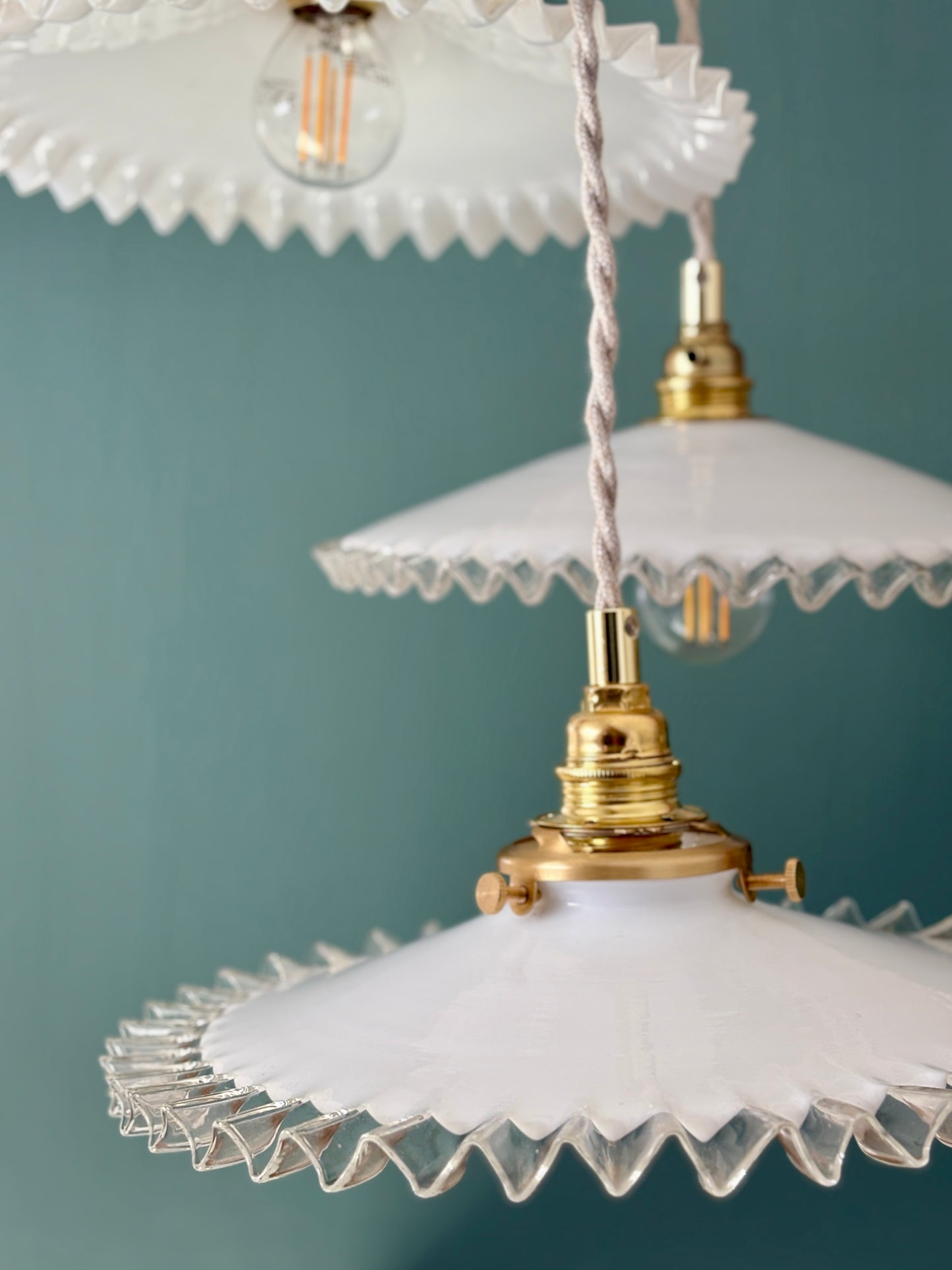Suspension triple abat-jour vintage en opaline blanche