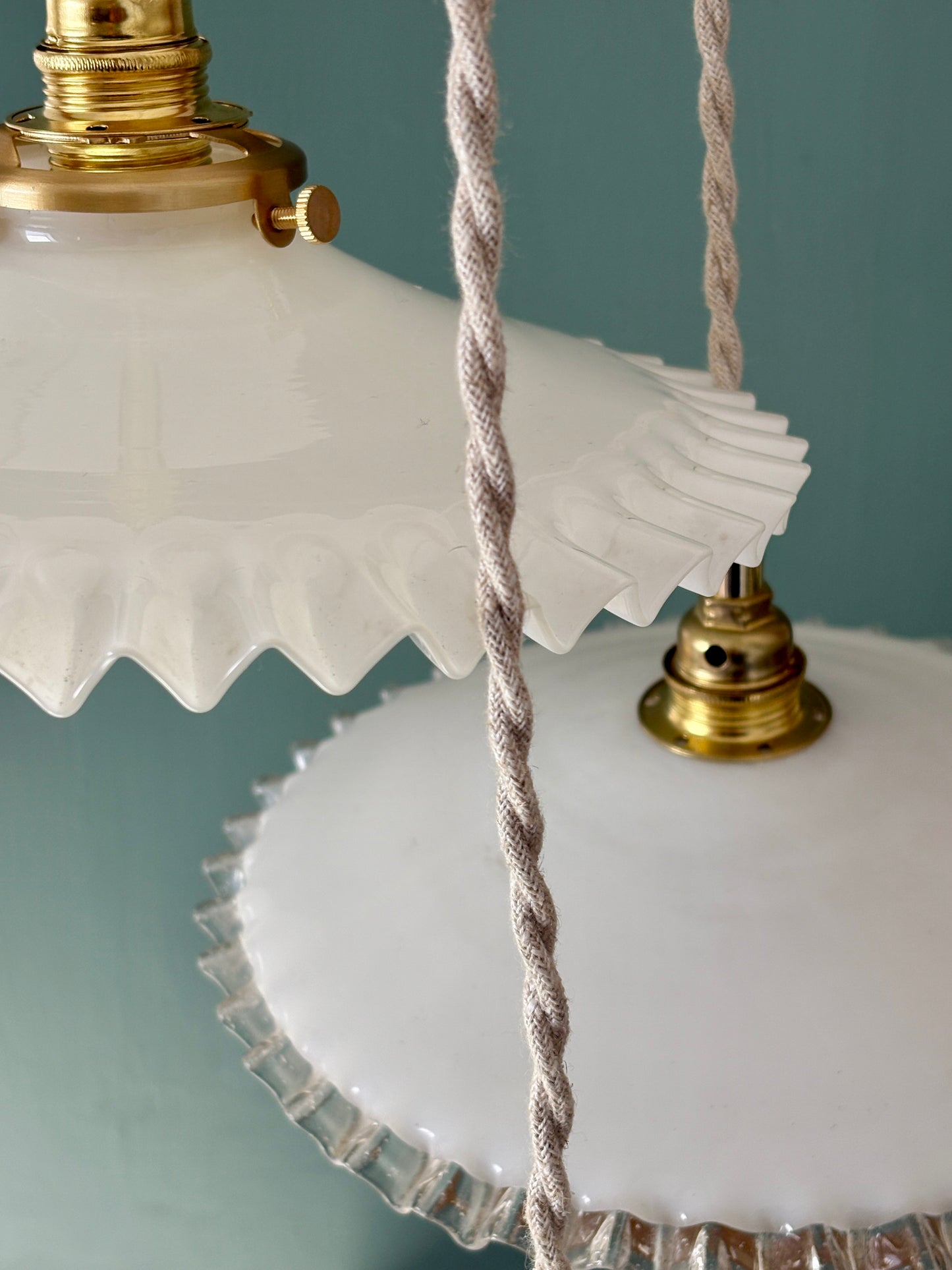 Suspension triple abat-jour vintage en opaline blanche