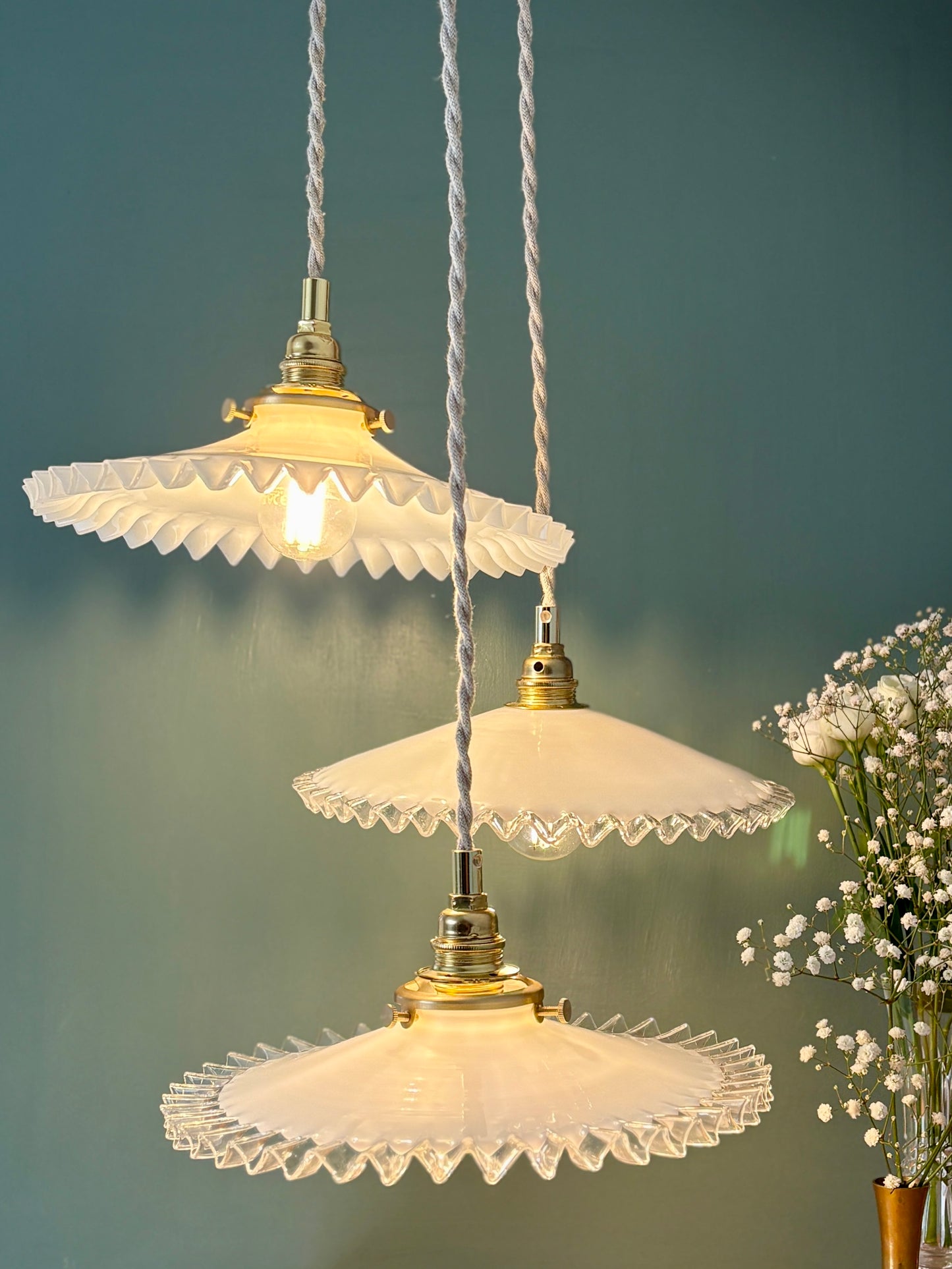 Suspension triple abat-jour vintage en opaline blanche