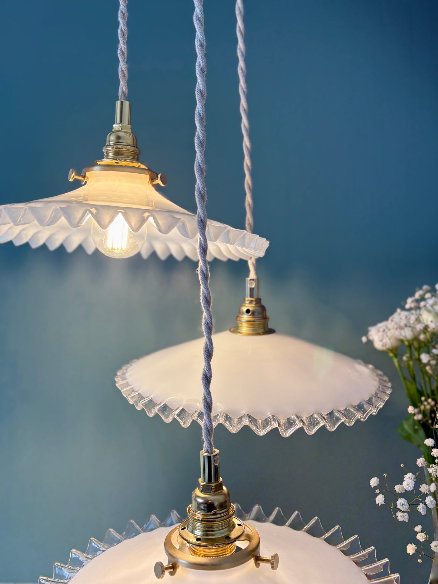 Suspension triple abat-jour vintage en opaline blanche