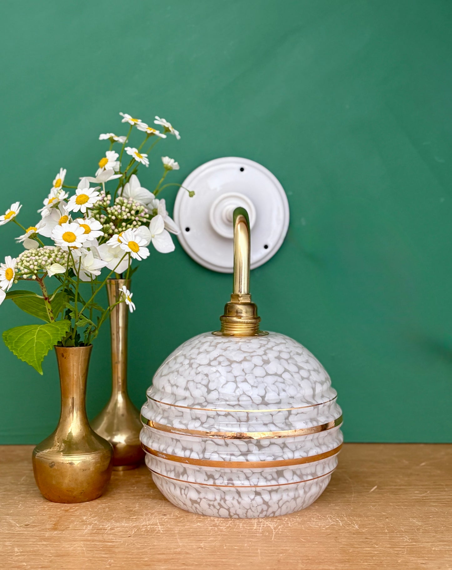 Applique coudée globe vintage en verre de Clichy blanc et doré