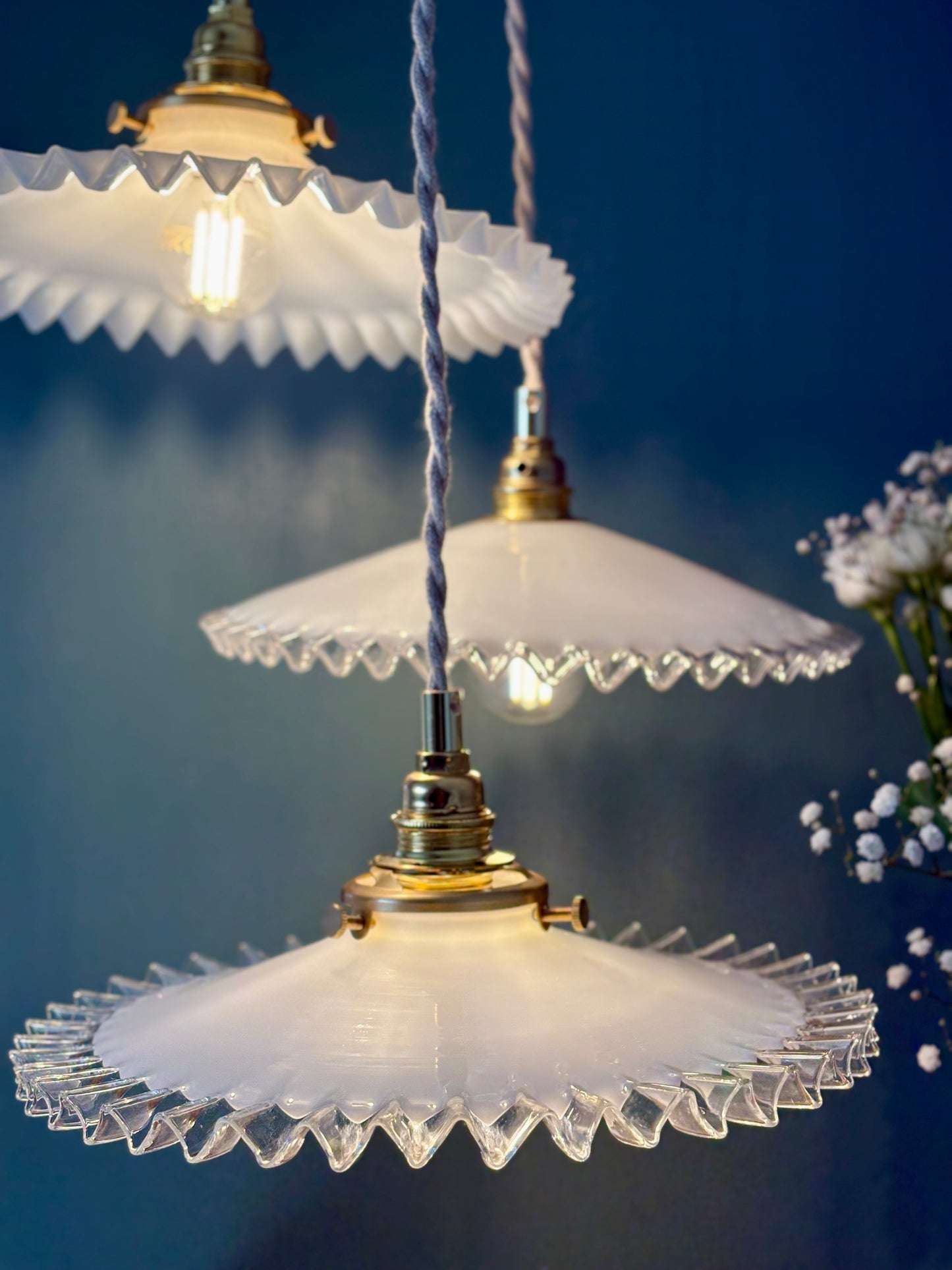 Suspension triple abat-jour vintage en opaline blanche