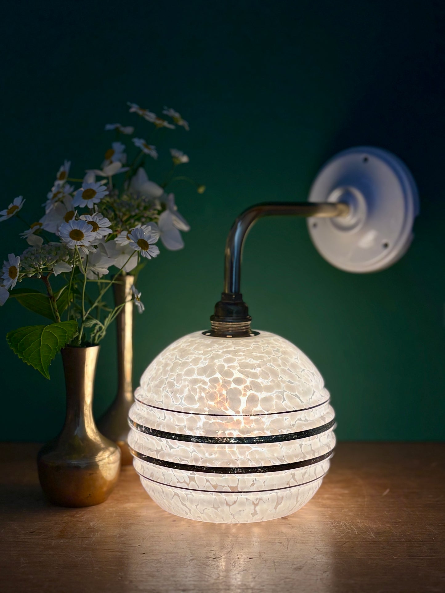 Applique coudée globe vintage en verre de Clichy blanc et doré