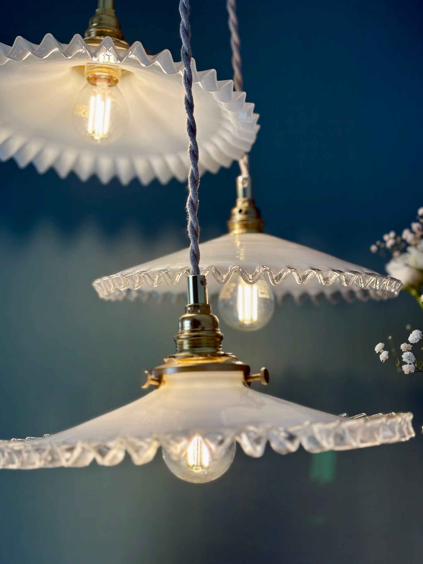 Suspension triple abat-jour vintage en opaline blanche