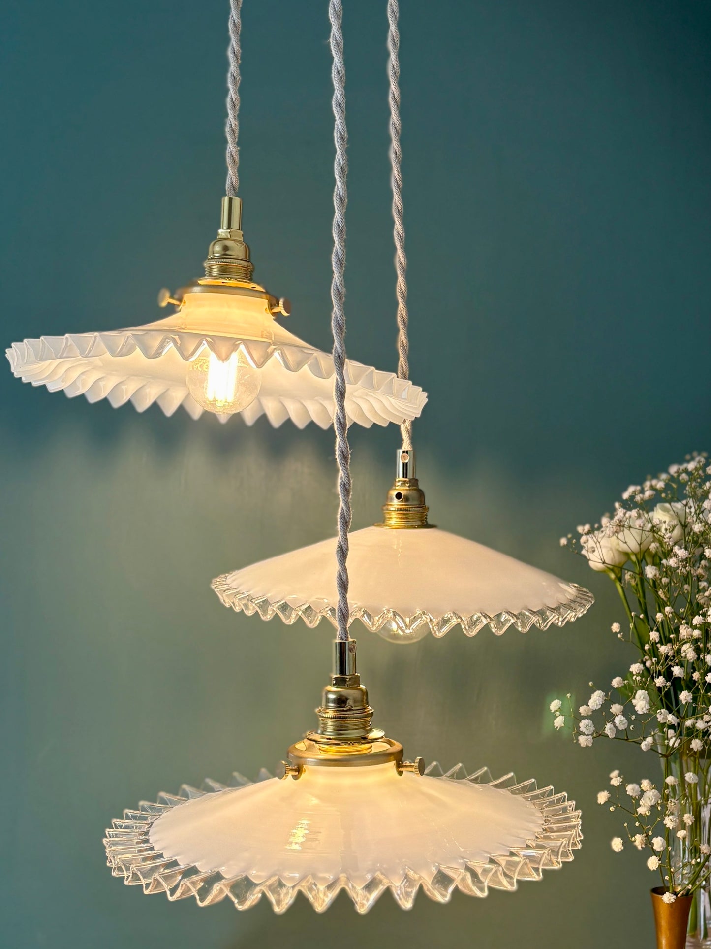 Suspension triple abat-jour vintage en opaline blanche