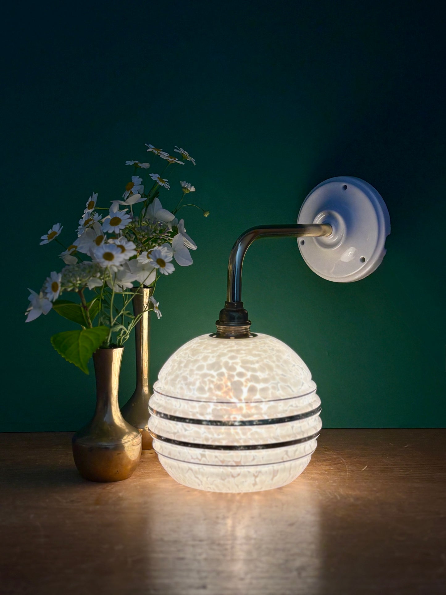 Applique coudée globe vintage en verre de Clichy blanc et doré