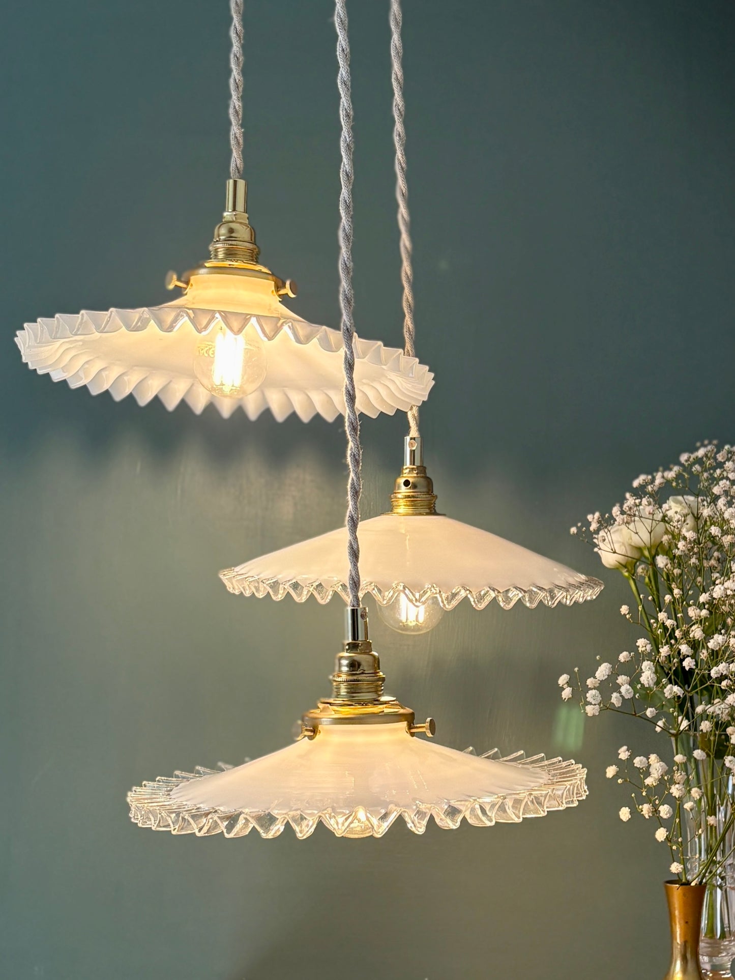Suspension triple abat-jour vintage en opaline blanche