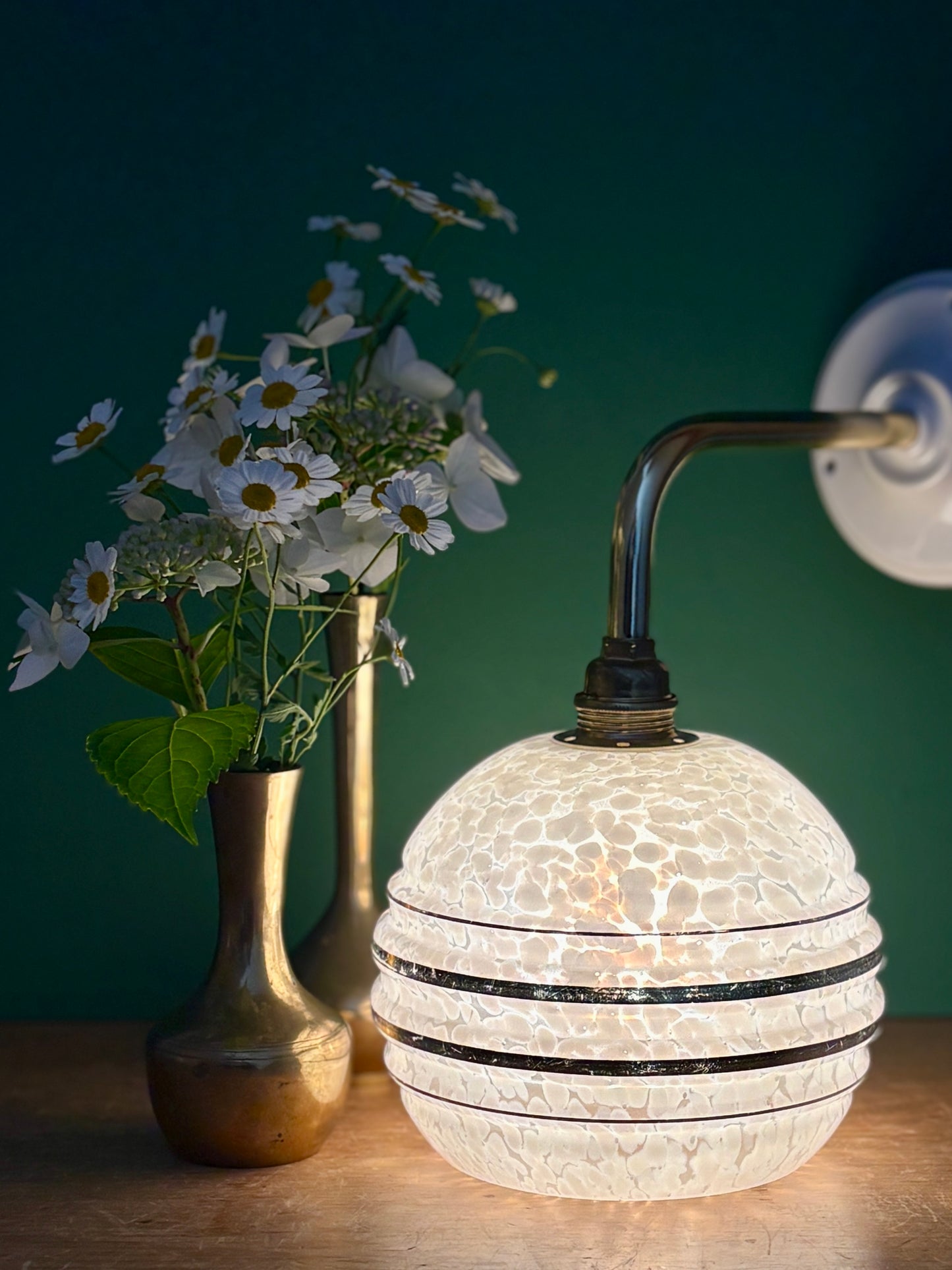 Applique coudée globe vintage en verre de Clichy blanc et doré