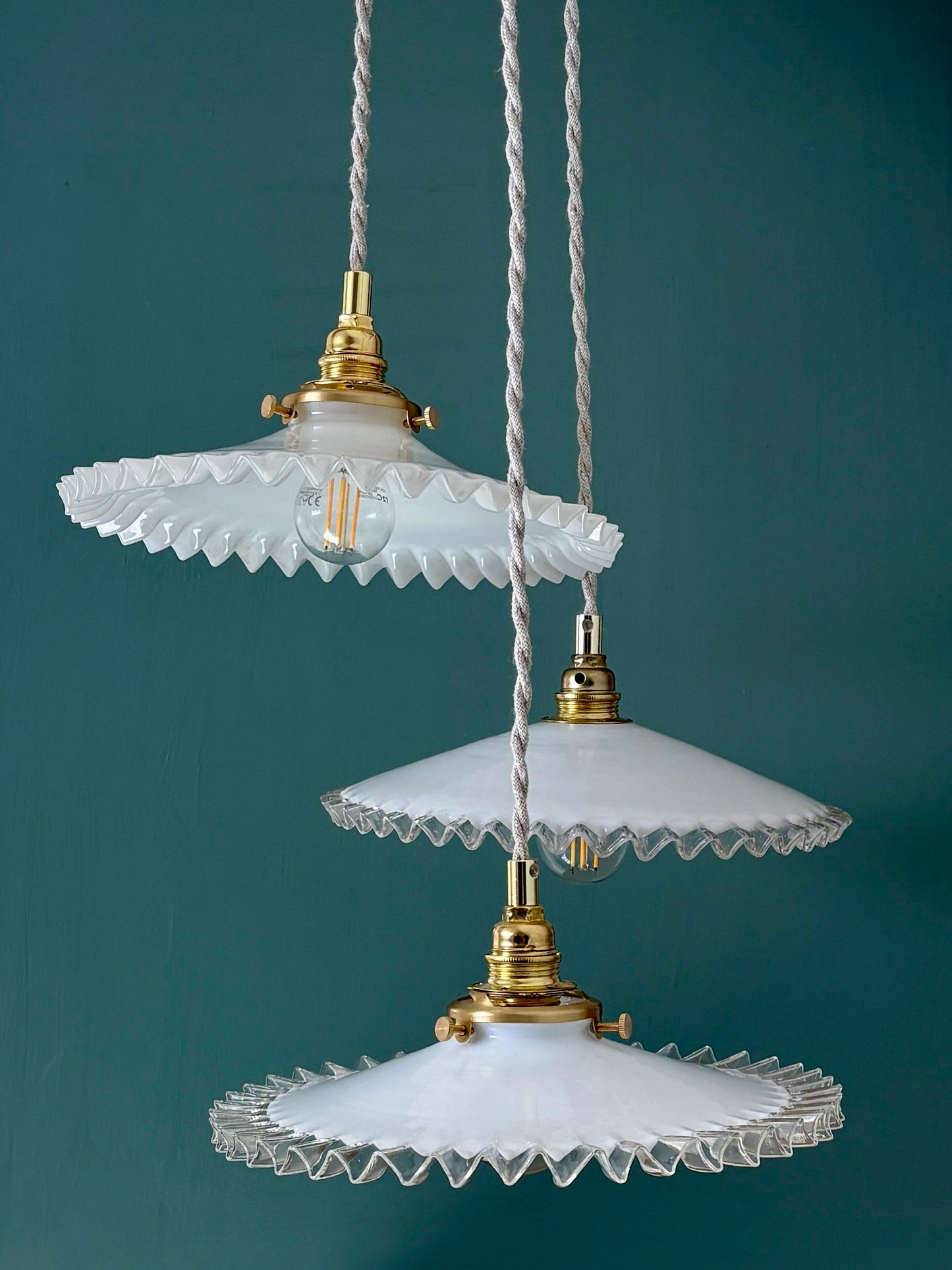 Suspension triple abat-jour vintage en opaline blanche