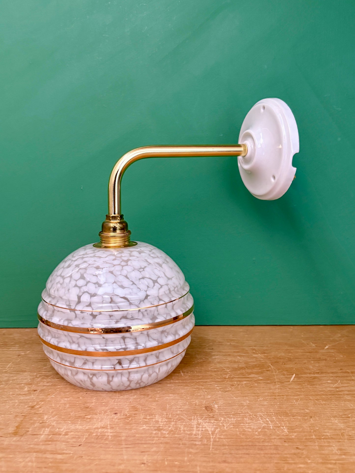 Applique coudée globe vintage en verre de Clichy blanc et doré