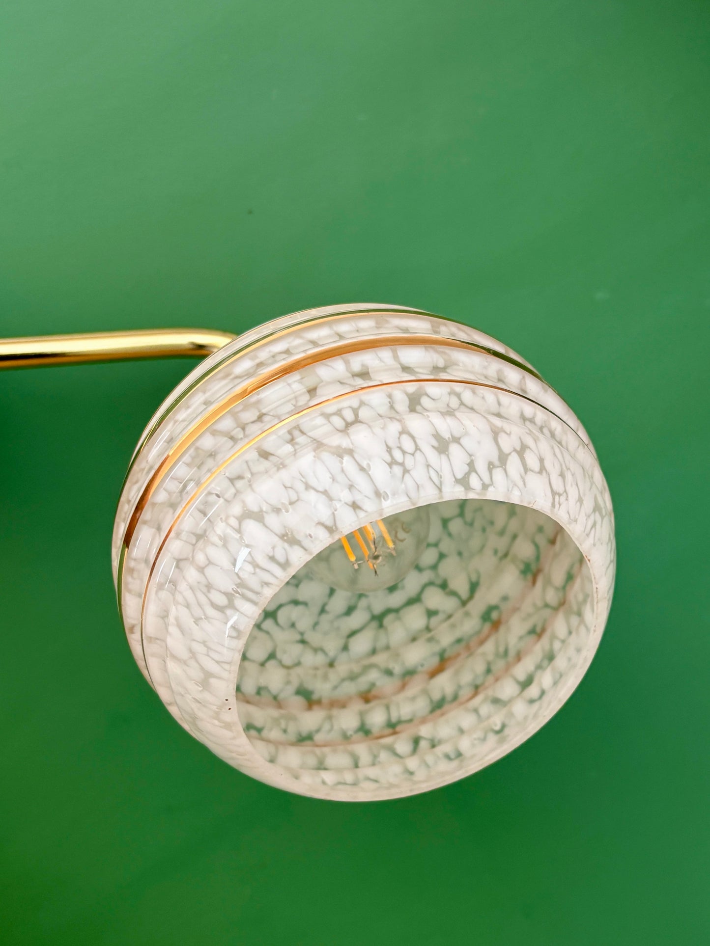 Applique coudée globe vintage en verre de Clichy blanc et doré
